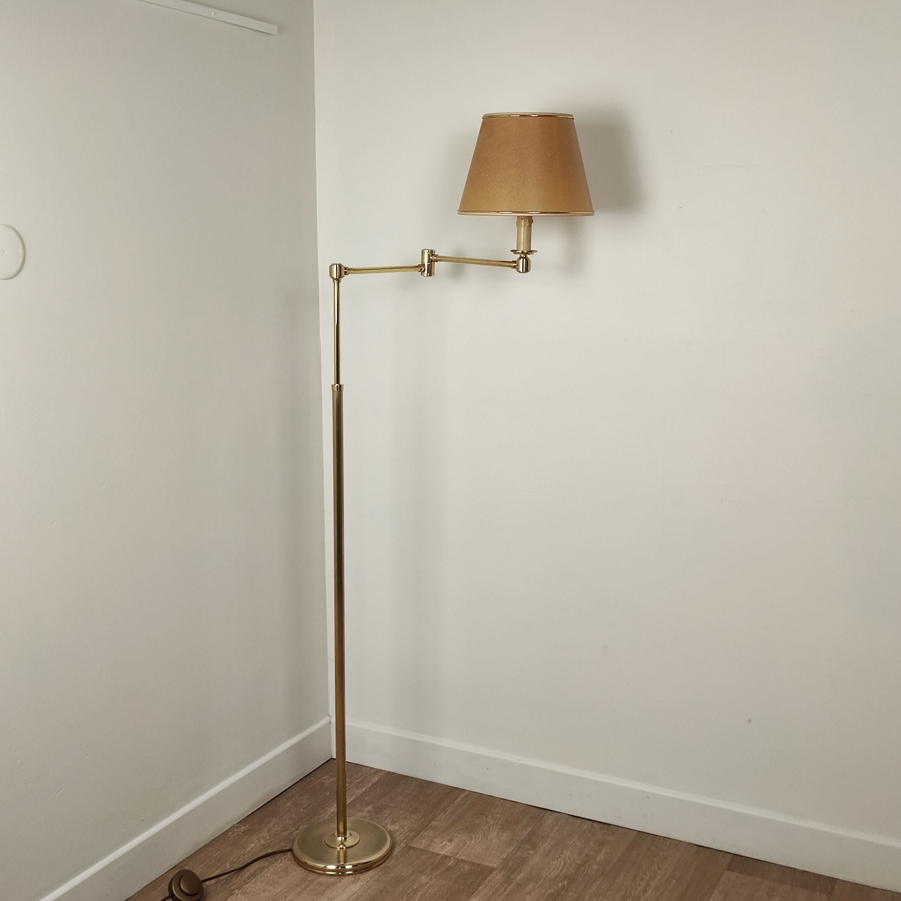 Brass e-reader floor lamp