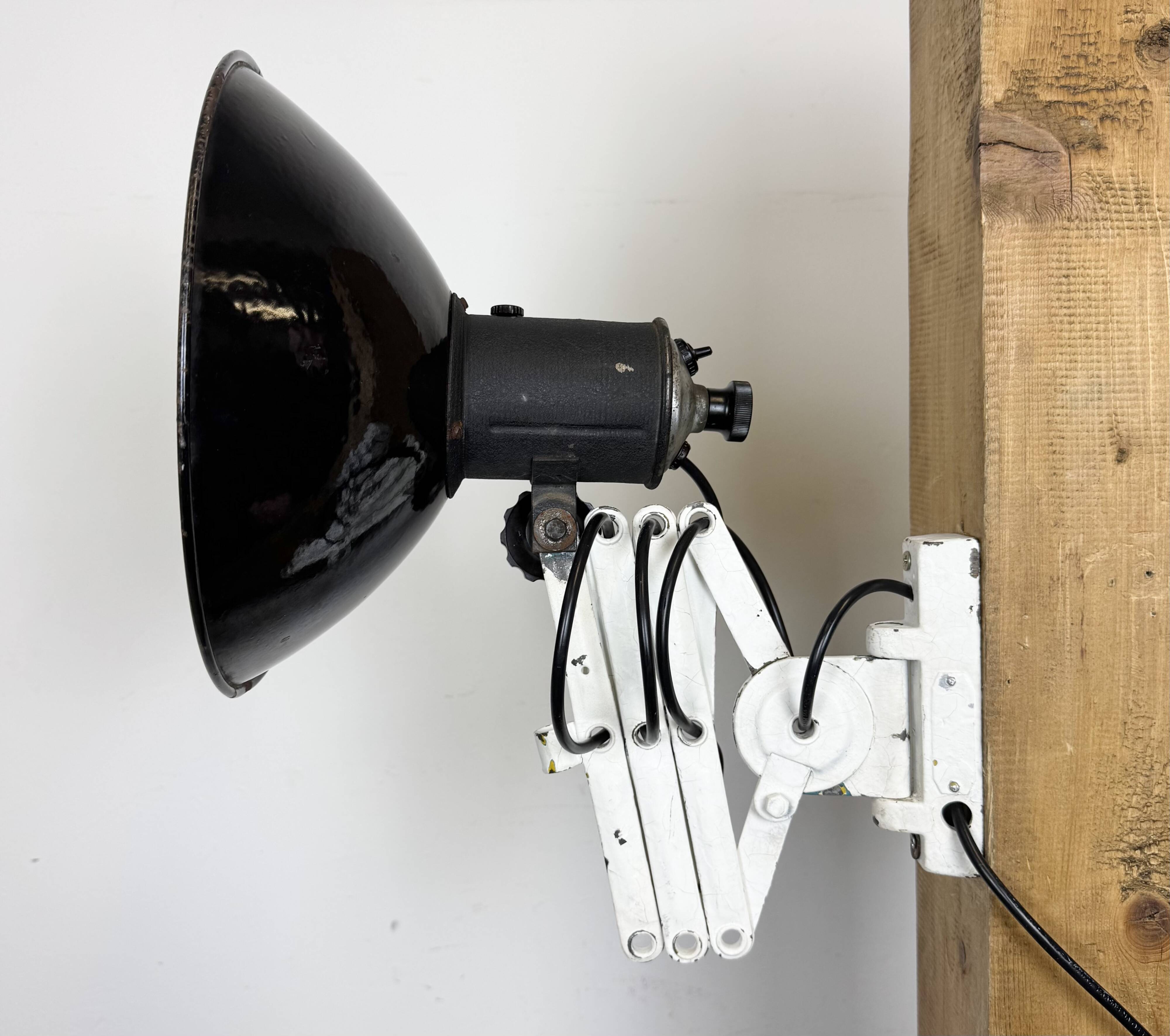 Lampe murale à ciseaux en émail noir industriel, années 1950
