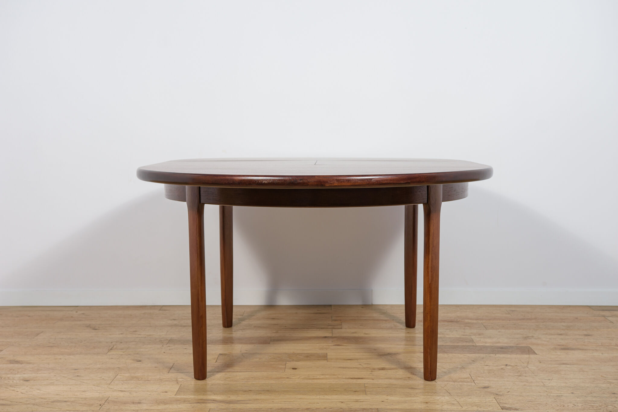 Mid-Century Round Extendable Dining Table, United Kingdom, 1960s.