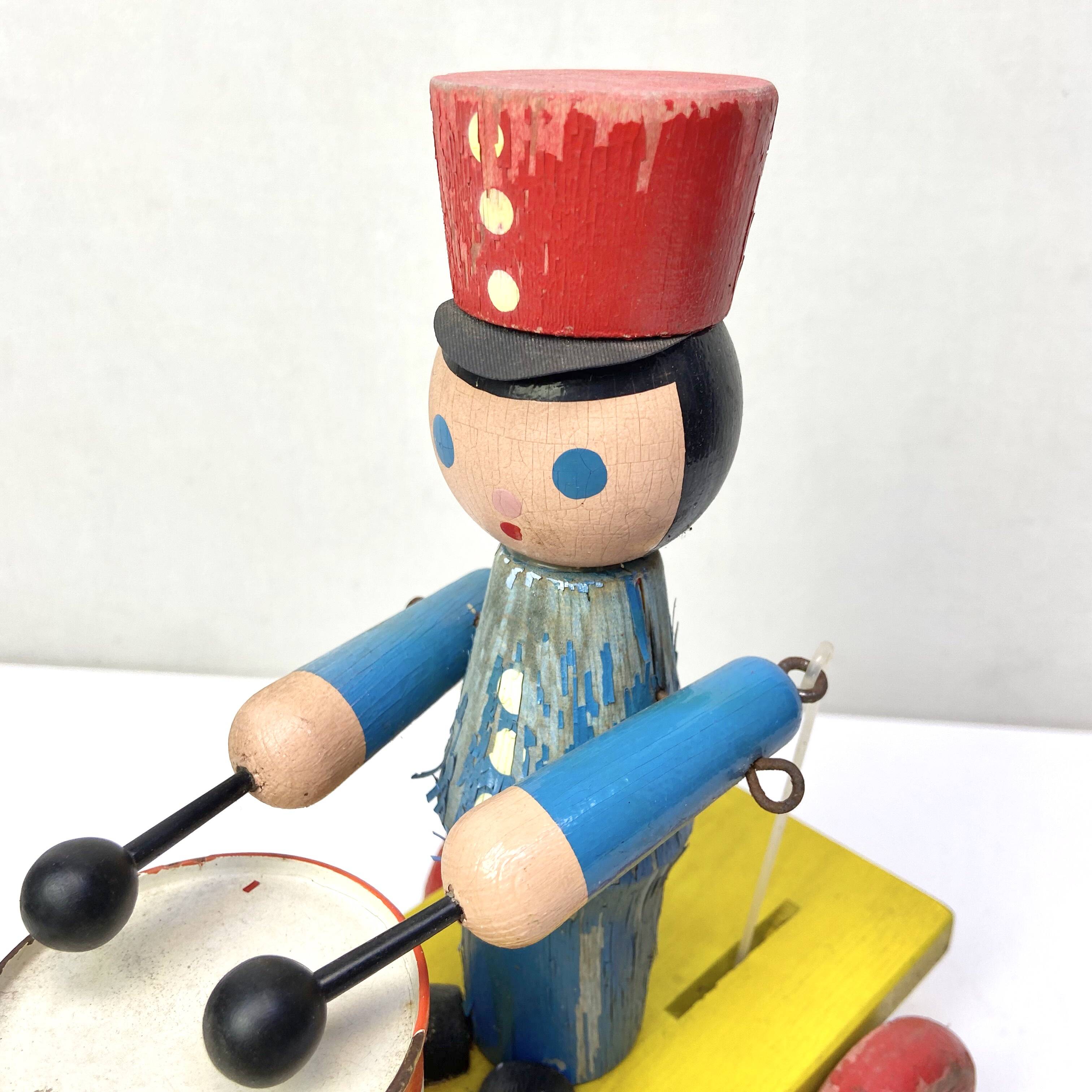 Ancien Jouet musical en bois à tirer - musicien soldat  jouant du tambour