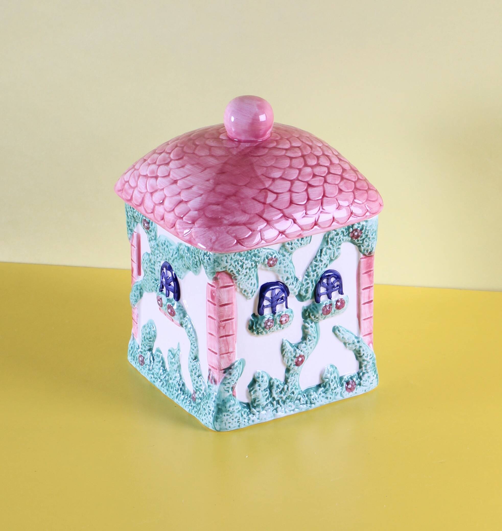 Boîte en céramique en forme de maison
