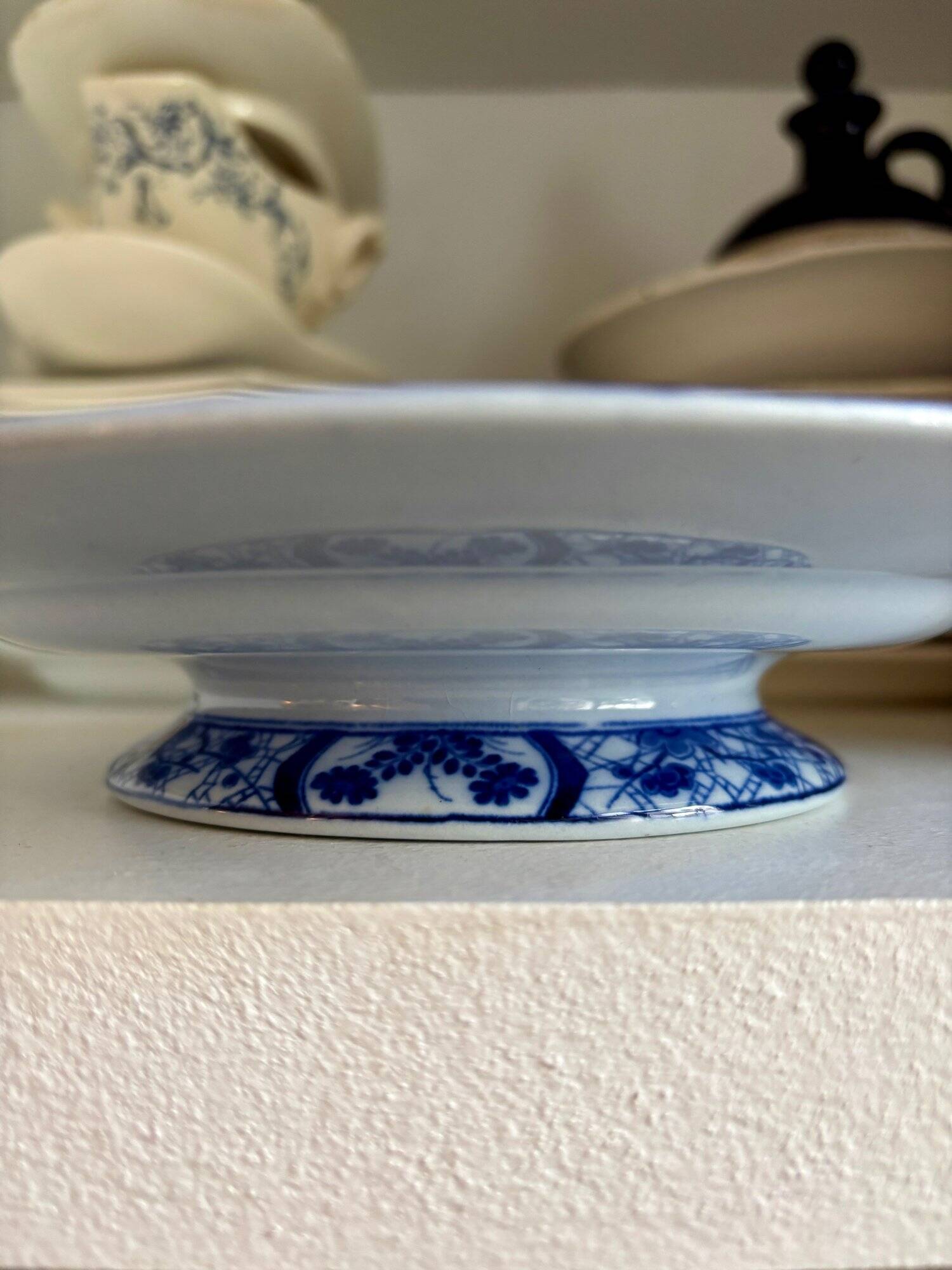 Assiette à gâteau Creil et Montereau en faïence bleue, service "Japon" vers 1895