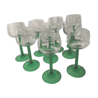 9 glasses of white wine (green feet)