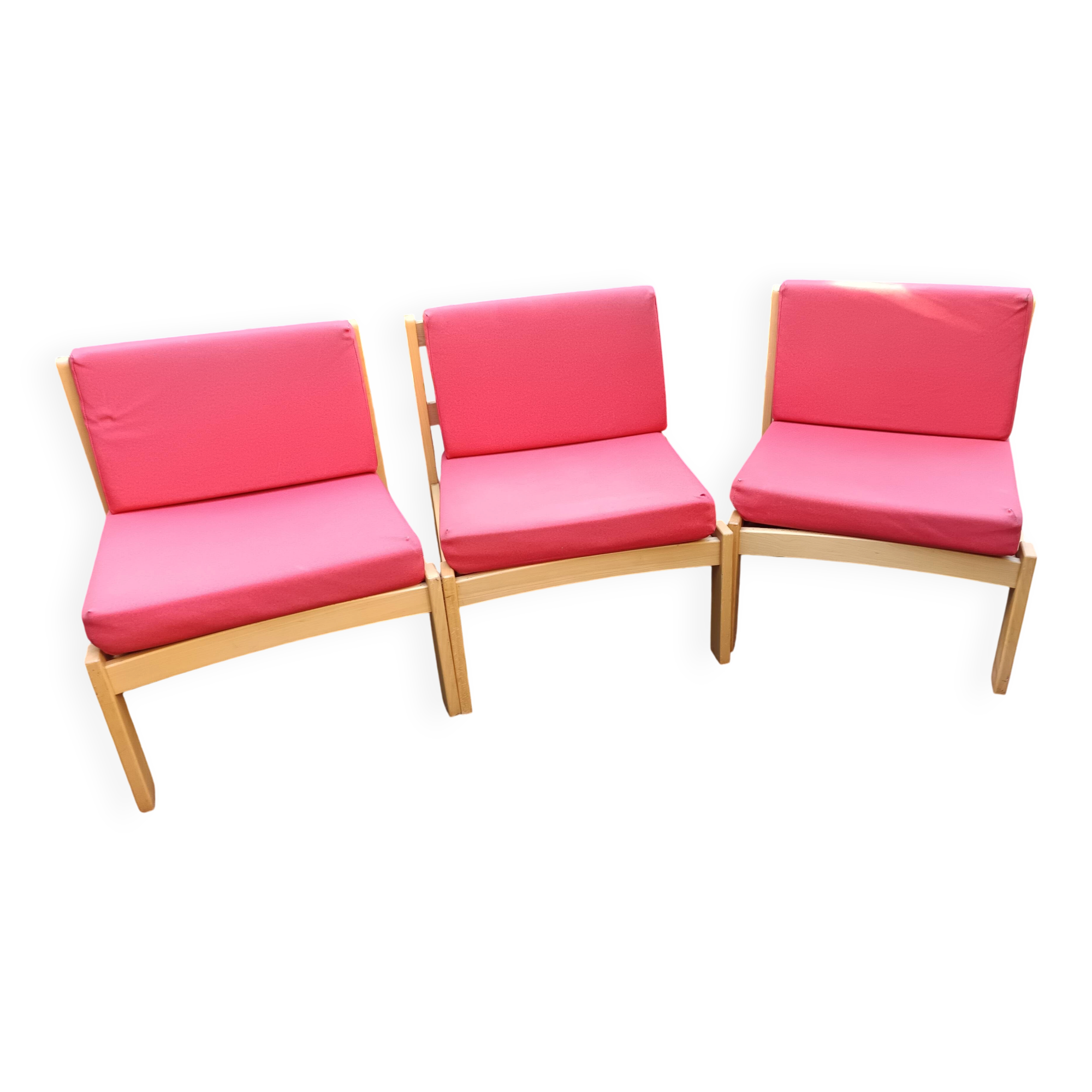 Set of 3 vintage armchairs from the 60s/70s – light wood and red faux leather.