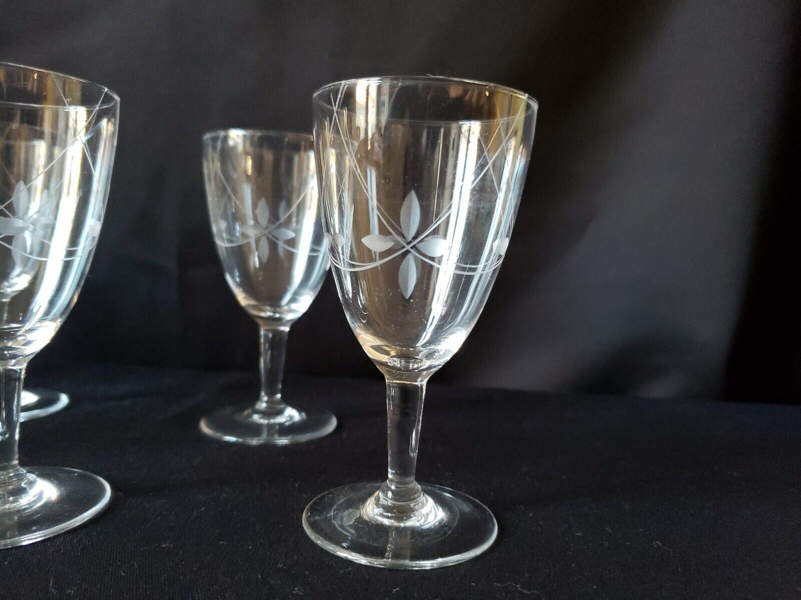 Set of 6 old crystal glasses cut for port or blanc wine
