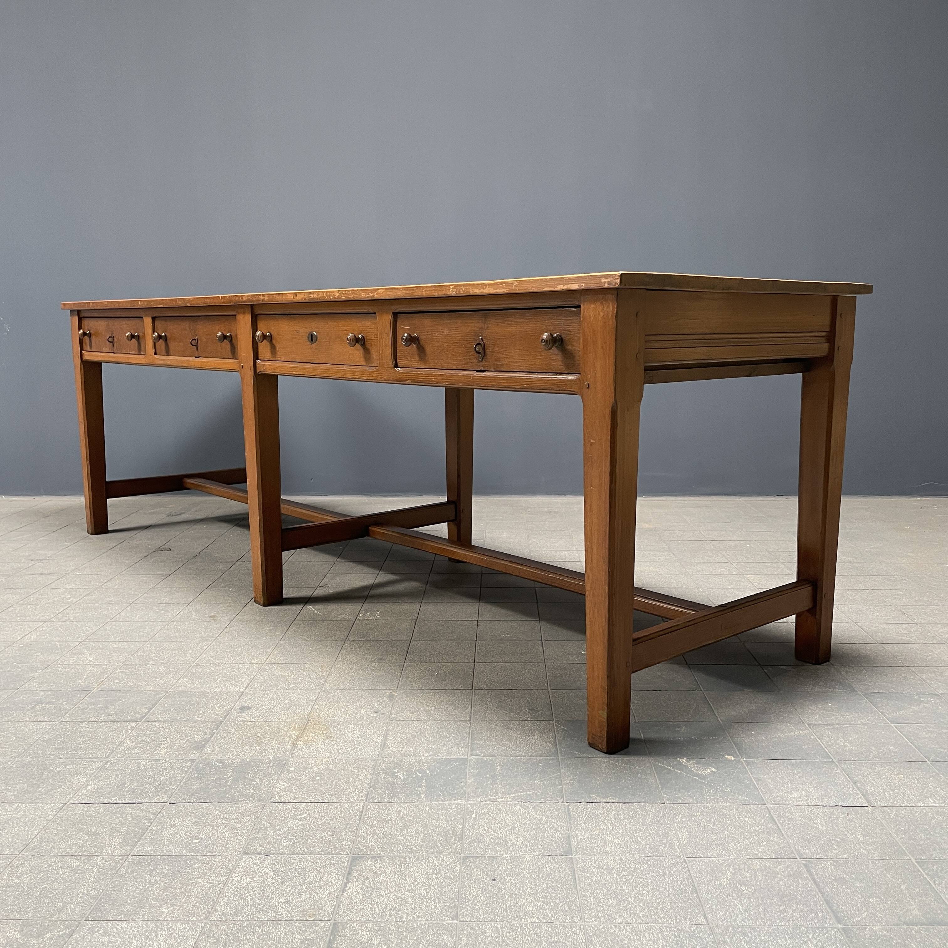 Grande table à draperie en bois antique
