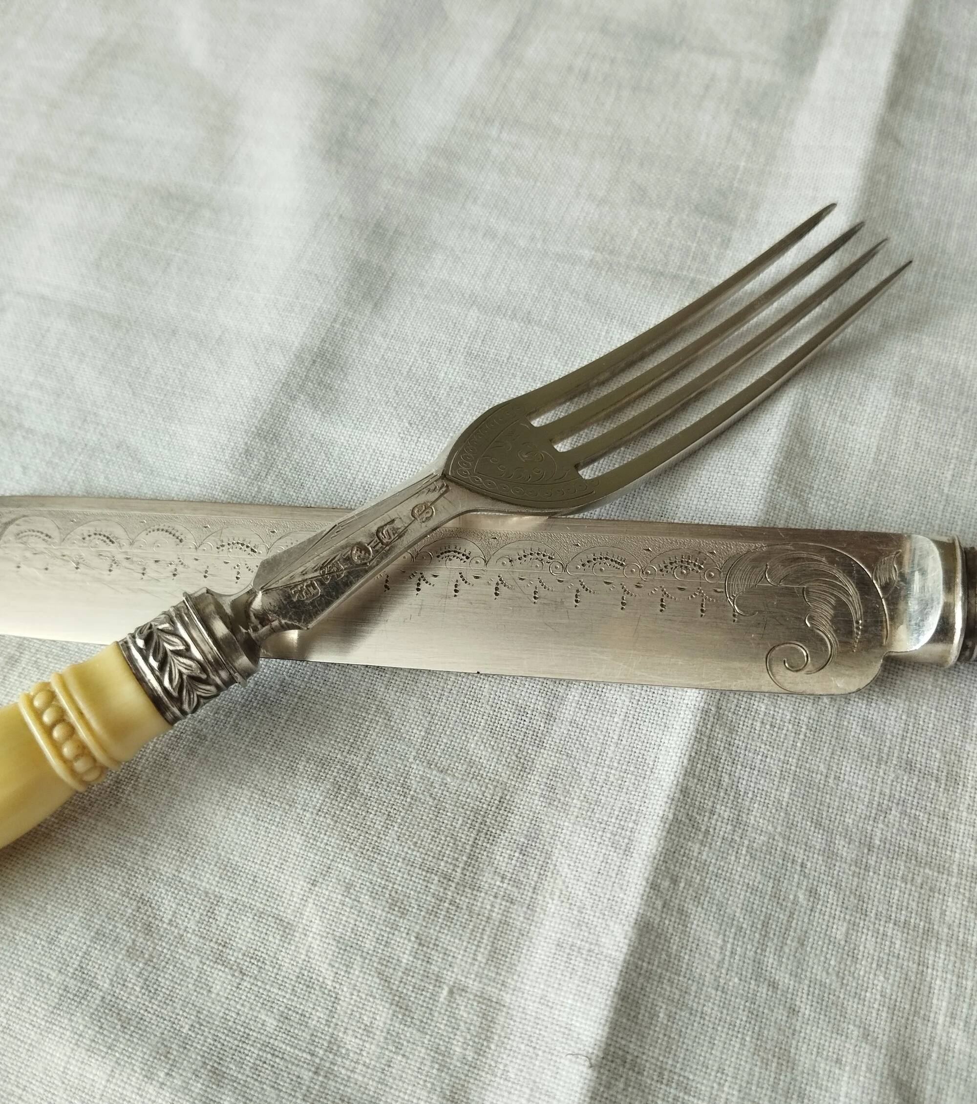 Silver-plated metal dessert cutlery in English Art Deco style