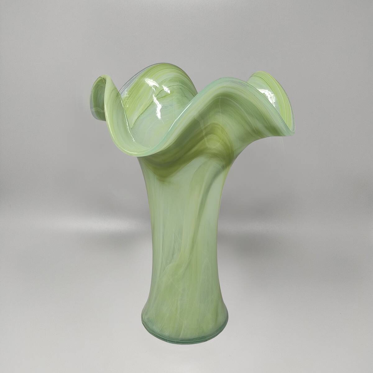 Vase vert étonnant des années 1960, signé Ca Dei Vetrai. Fabriqué en Italie.