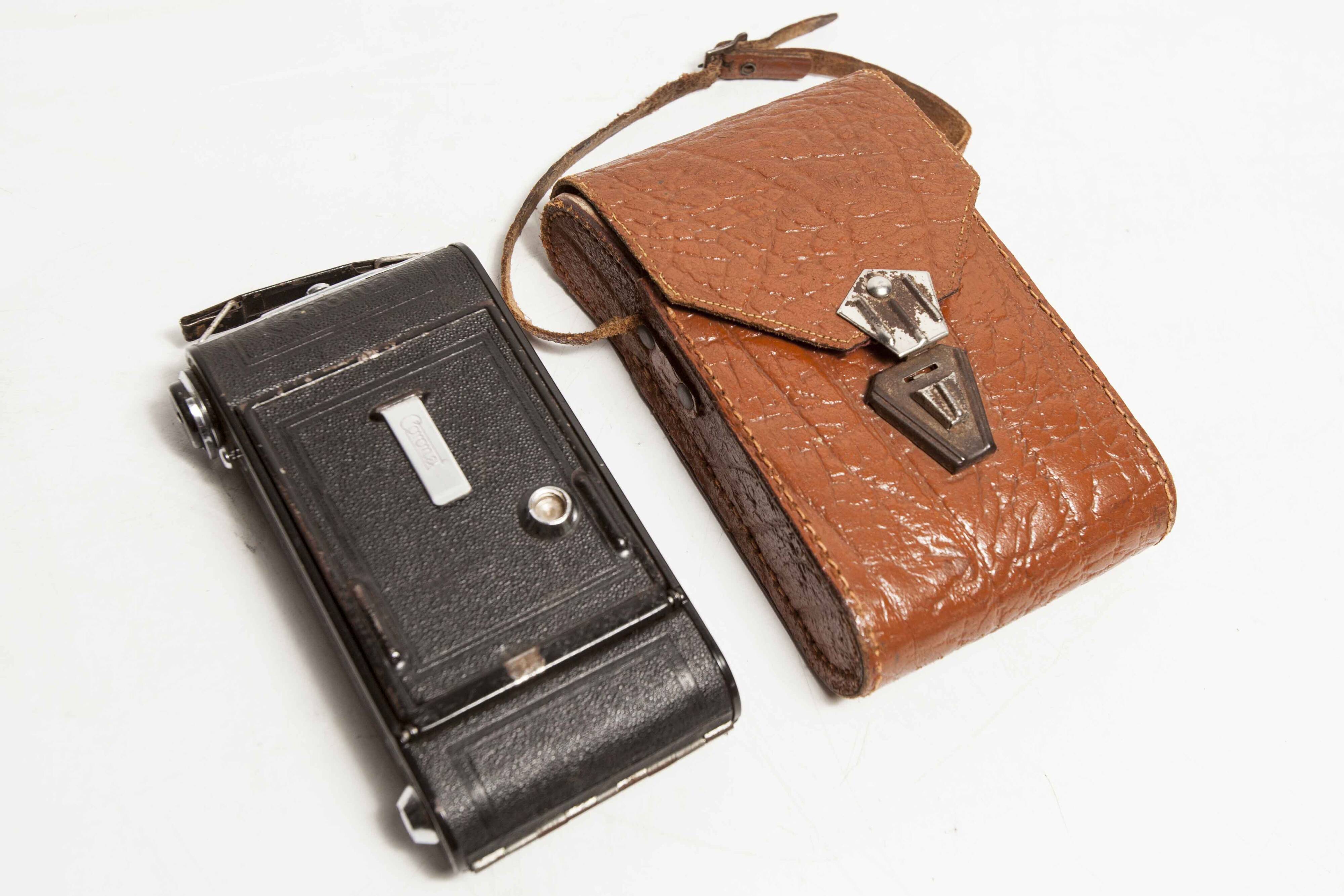 Appareil photo argentique Coronet Folding 6x9 1946 objectif menisque foyer fixe et pochette cuir