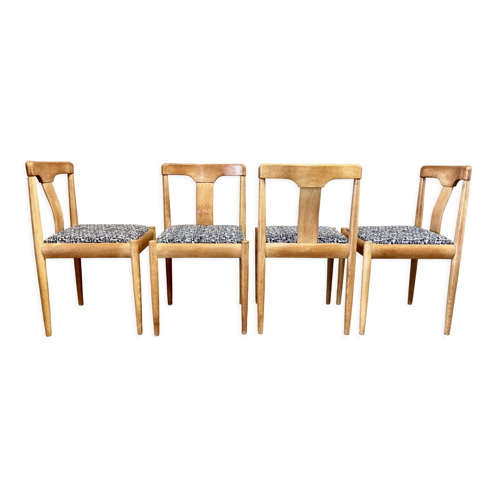 Ensemble de quatre chaises design scandinave 1950.