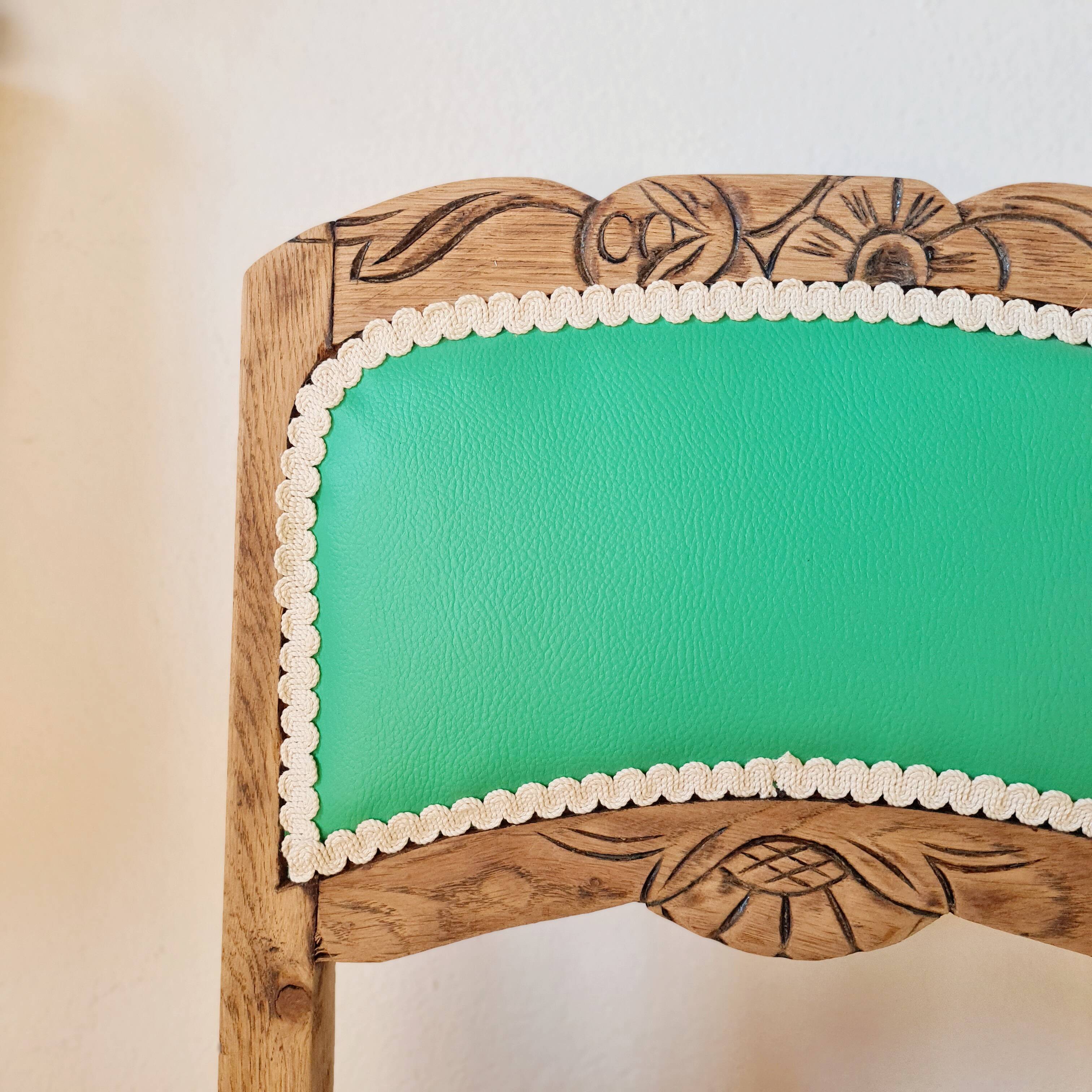 Chaise ancienne rénovée – bois sculpté et dossier vert
