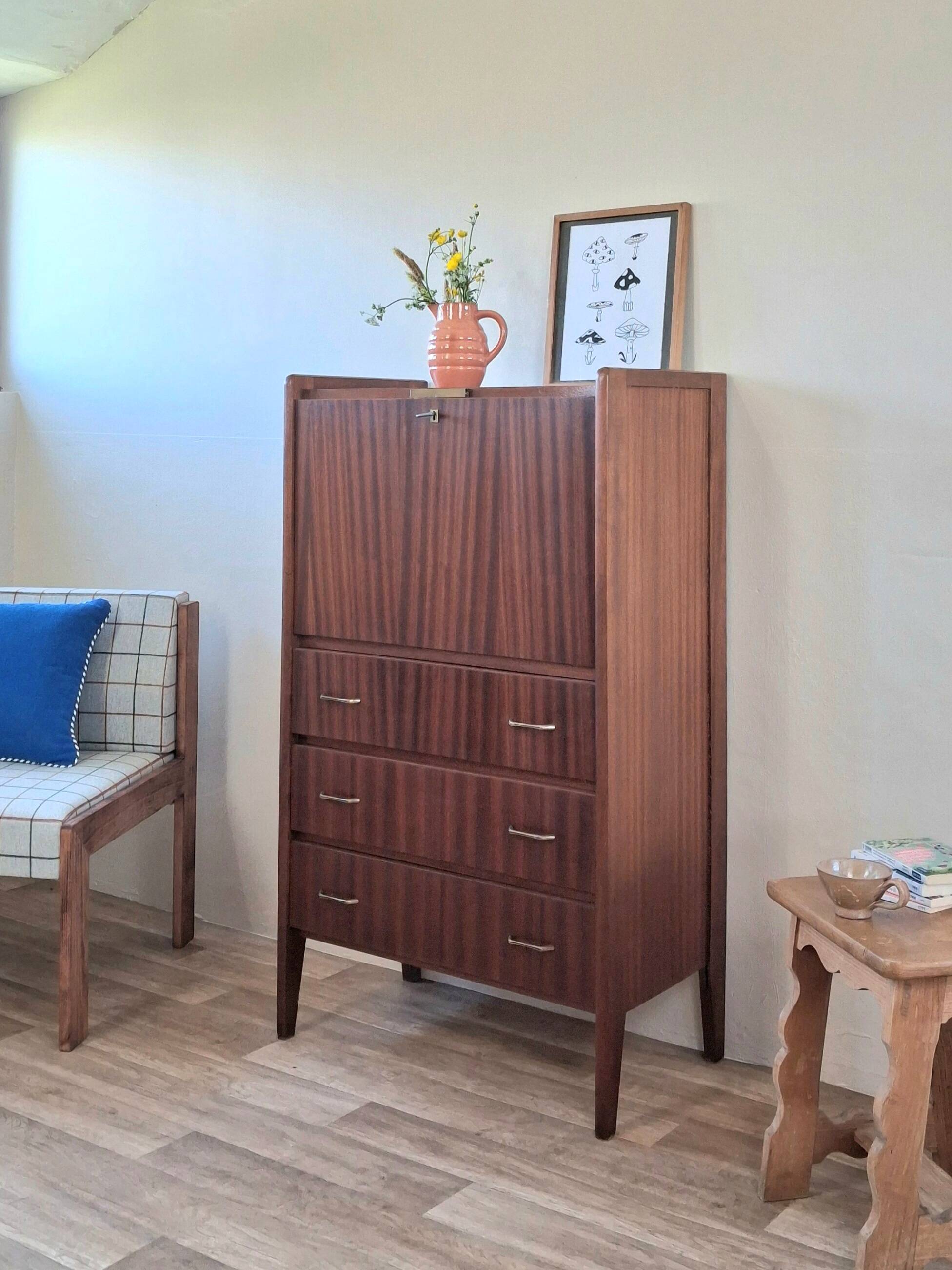 Scandinavian secretary