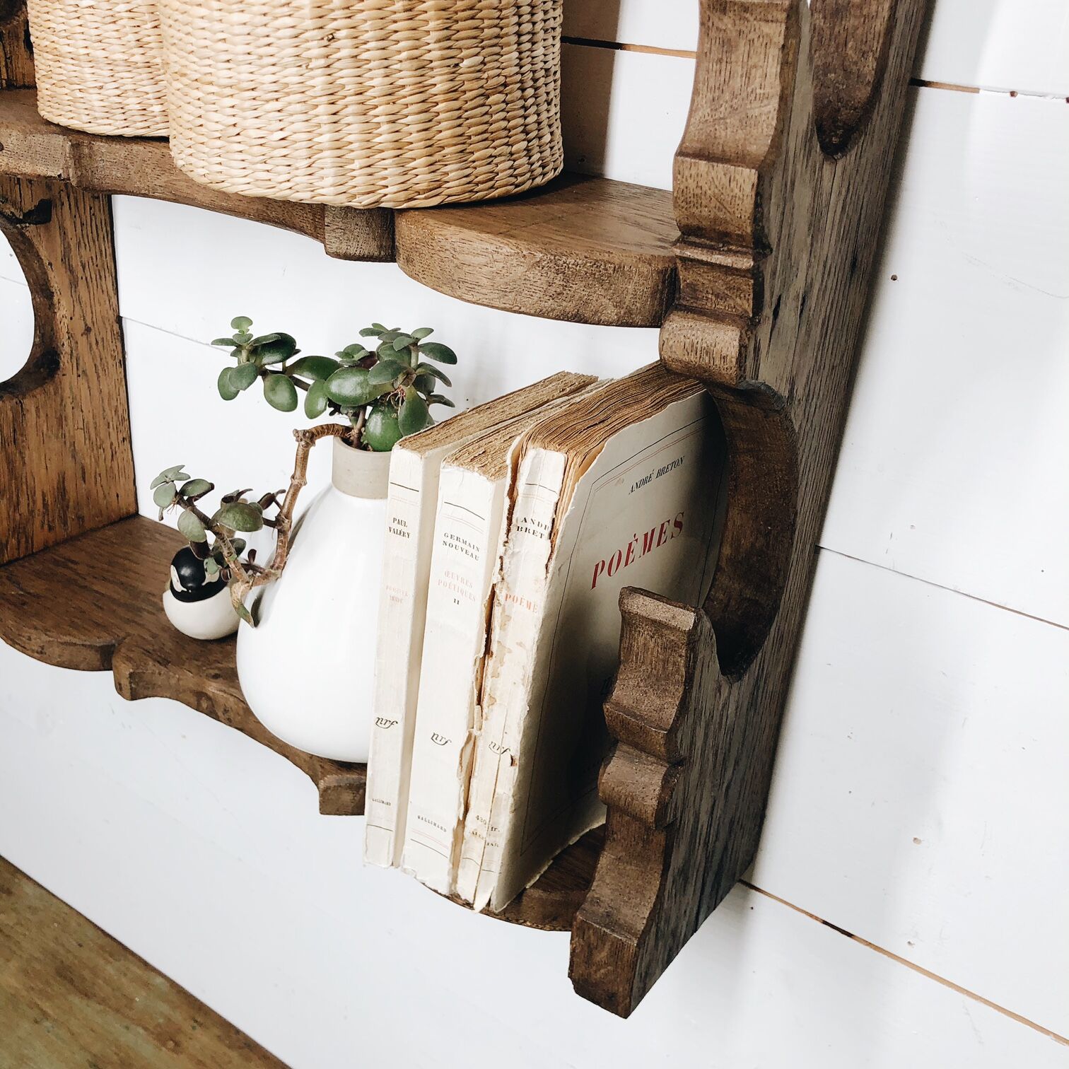 Artisanal shelf in raw wood