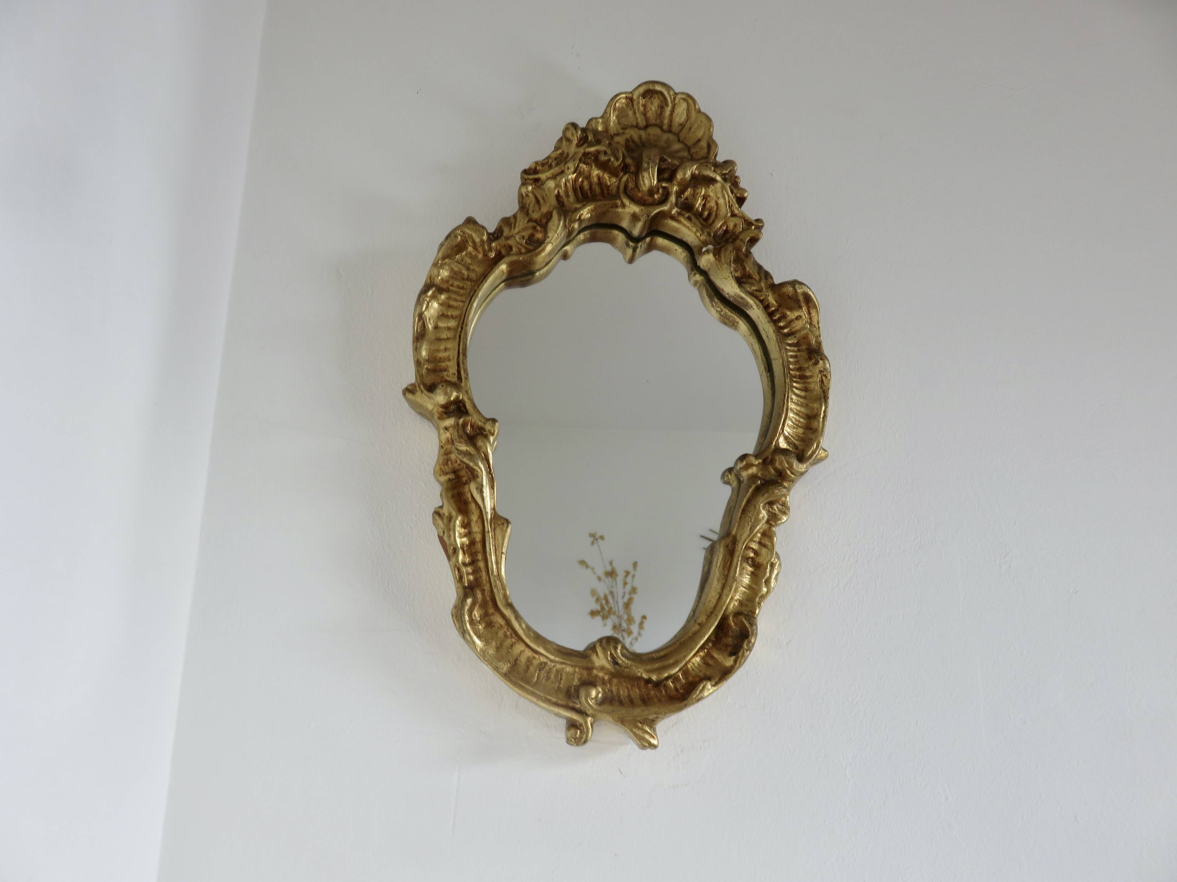 Miroir mural style baroque, en résine dorée, 1960/70