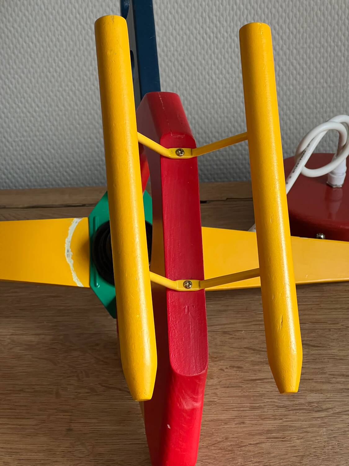 Wooden helicopter suspension
