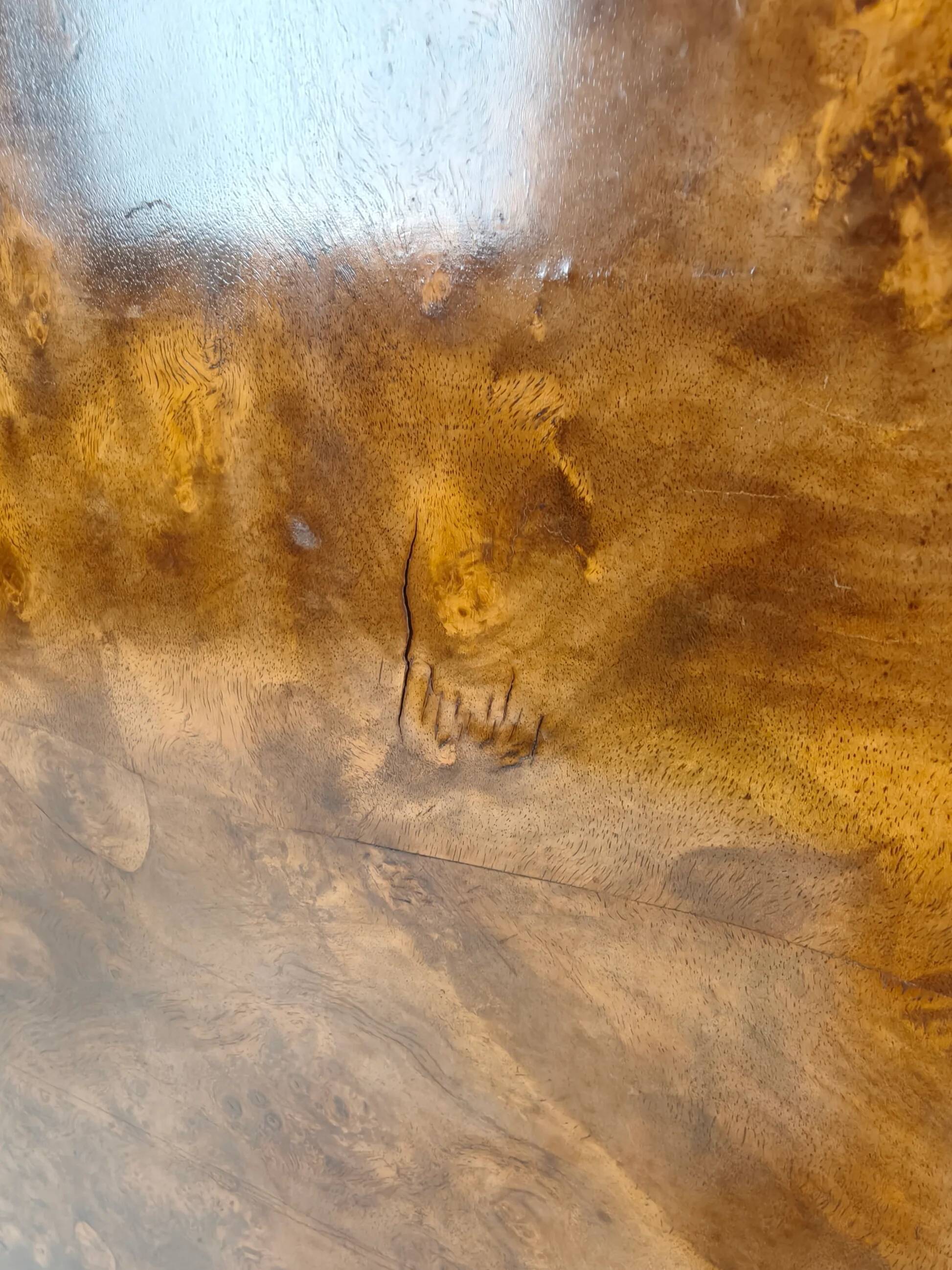 Superbe armoire anglaise Art Déco en loupe de noyer signée Waring & Gillow – vers 1900-1932