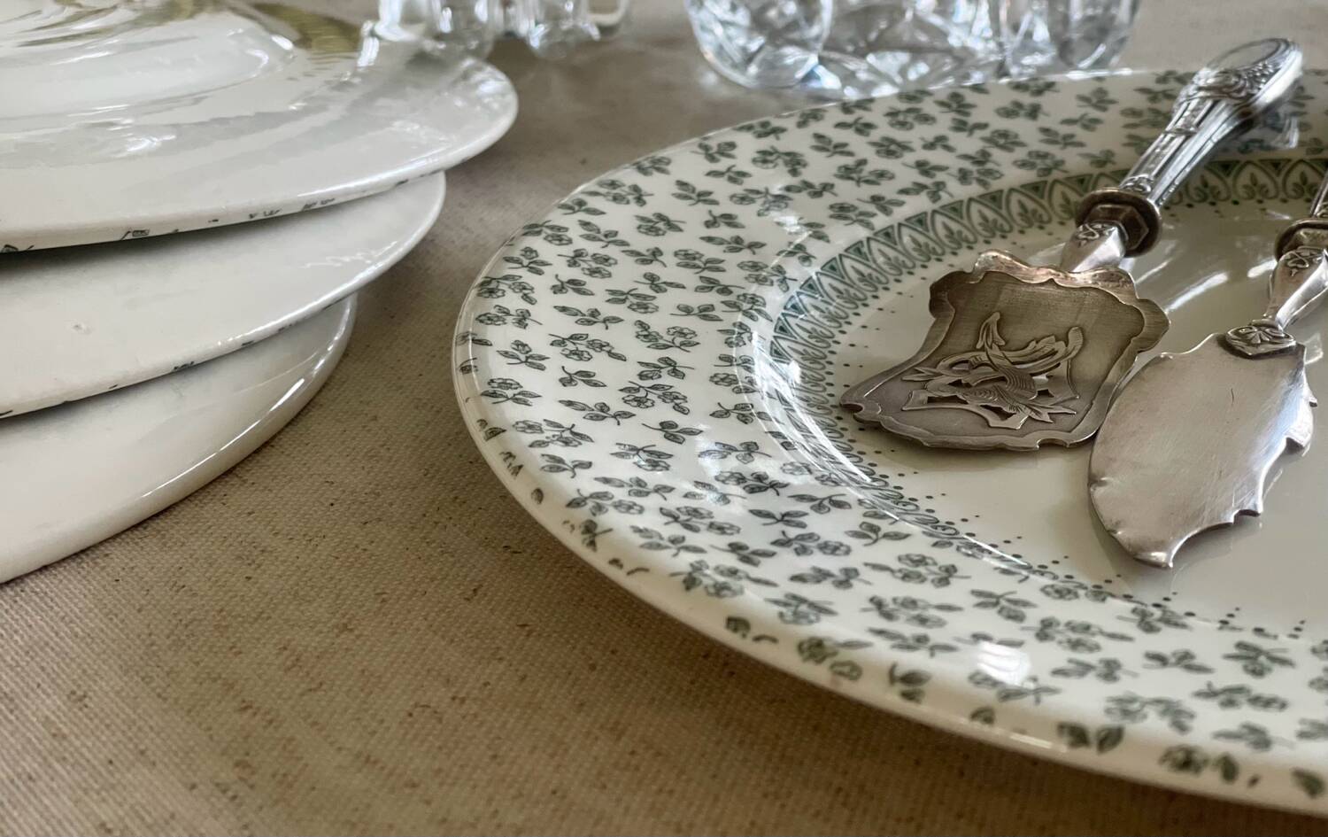 4 English dinner plates.