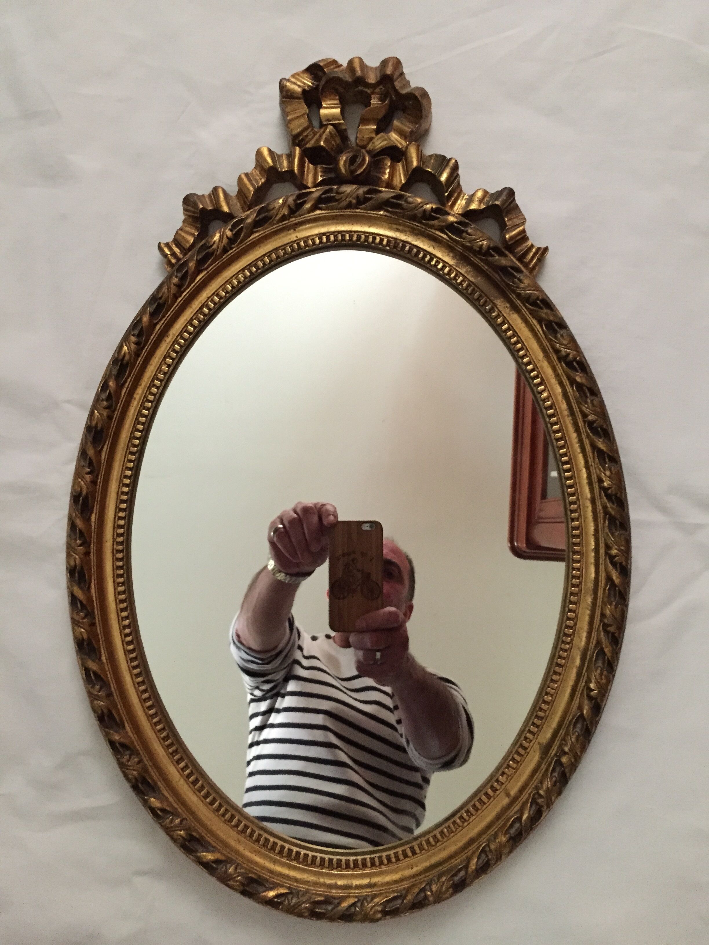Miroir ovale en bois doré 52 x 35 cm