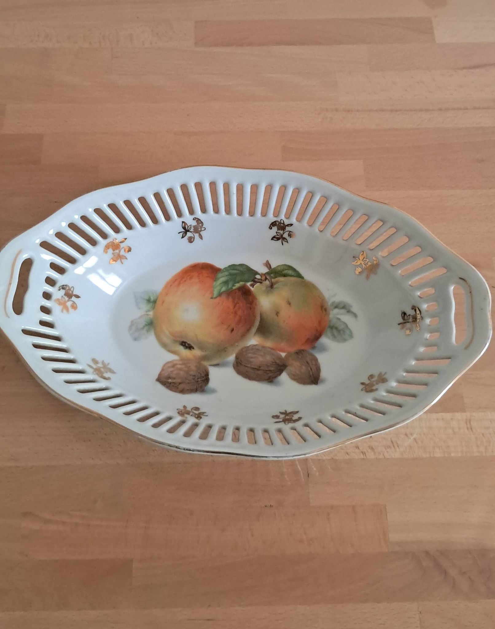 Corbeille en porcelaine ajourée