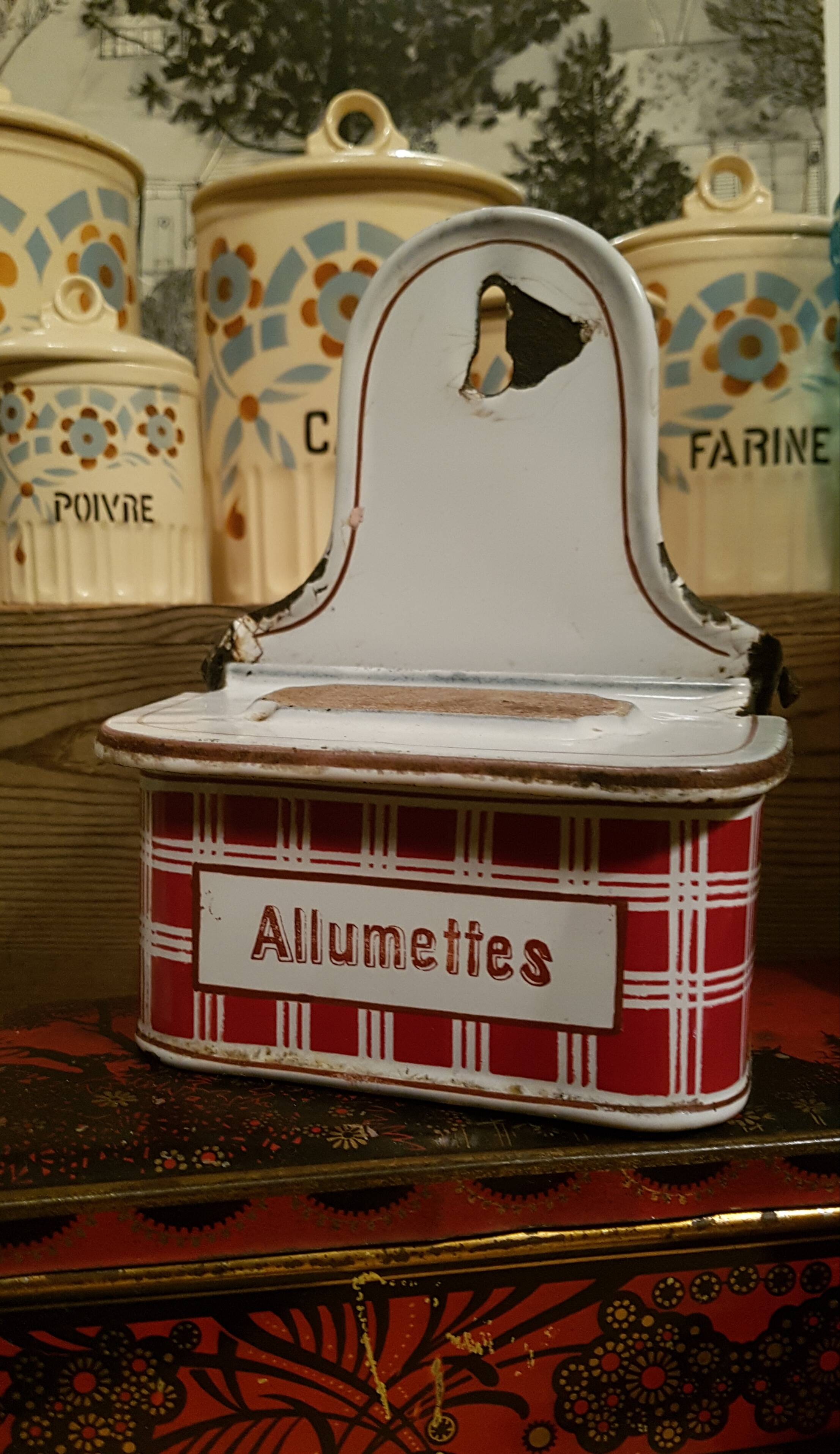 Enamelled sheet metal matchbox