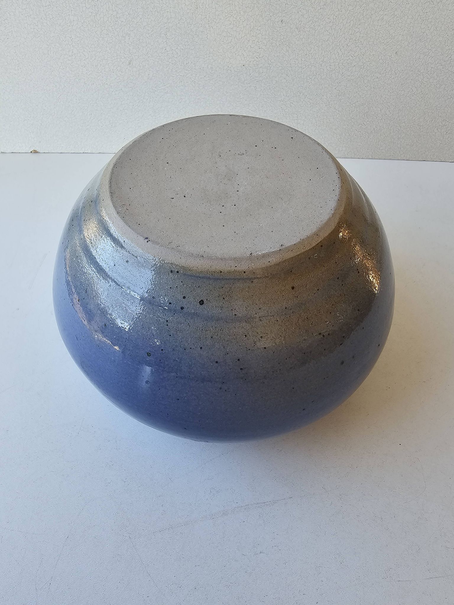 Vase boule en céramique couleur bleue Non signé