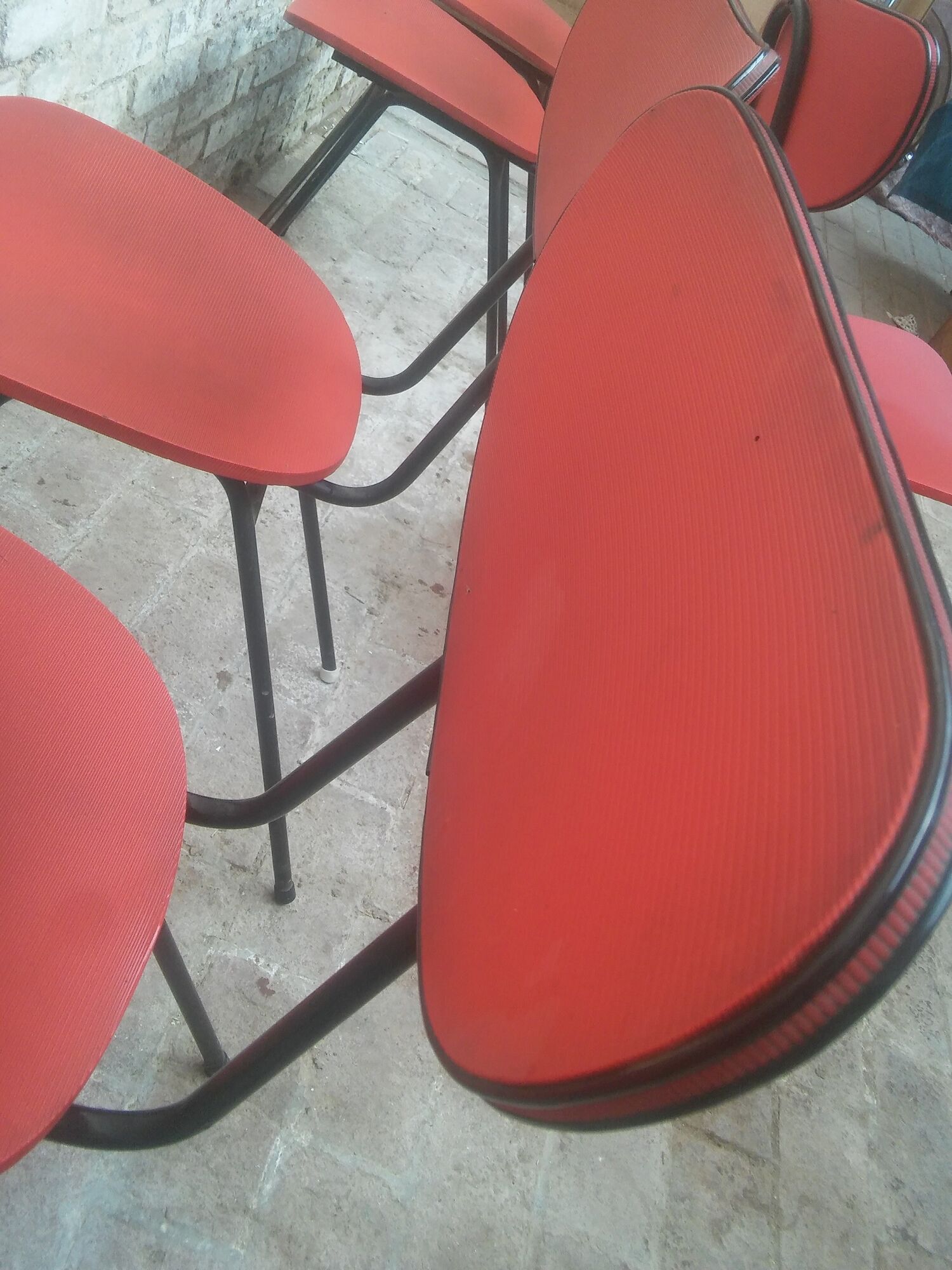 Lot of 6 red chairs in faux leather metal compass feet