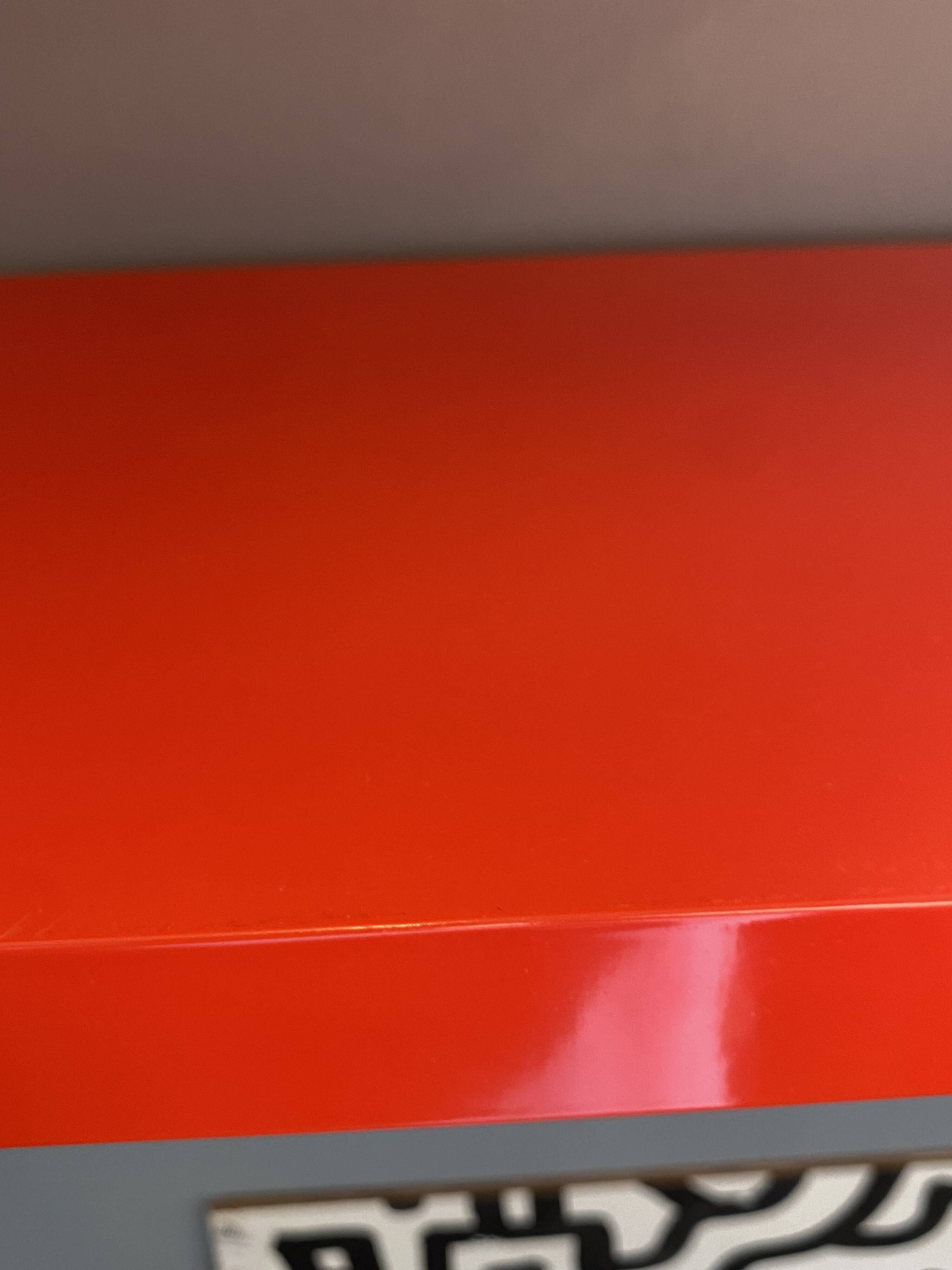 Modular red metal wall shelf in Congresso Lips Vago style.