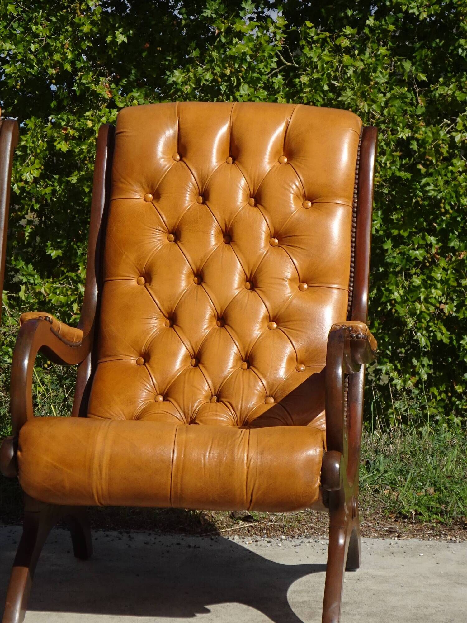 Fauteuils en bois et cuir capitonné, les 2