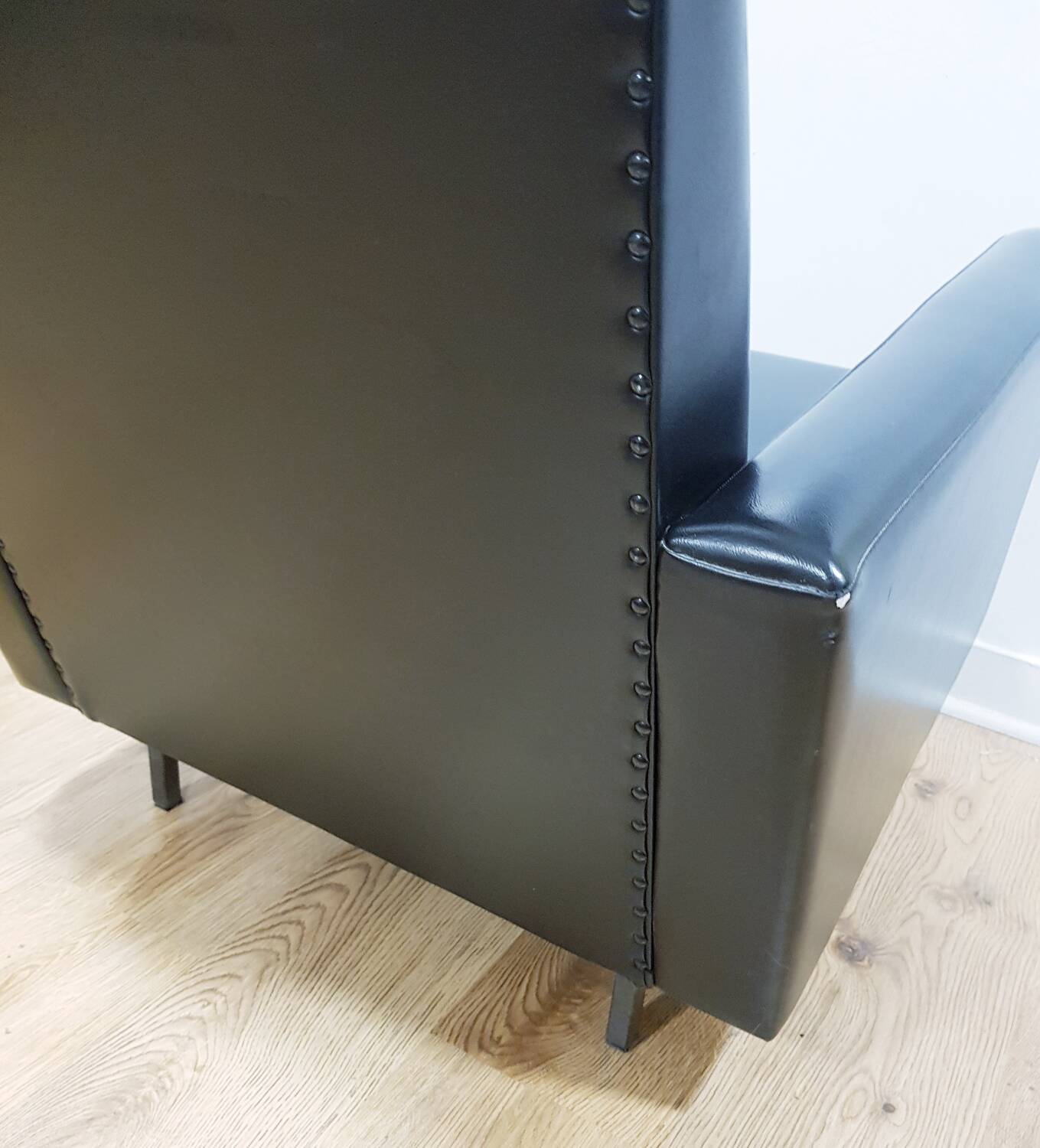 Fauteuil en skaï noir, années 1960