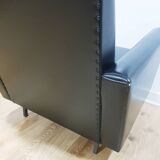 Fauteuil en skaï noir, années 1960