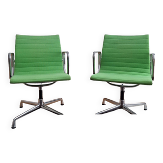 2 fauteuils EA108 de Charles & Ray Eames pour Vitra (vert pop)