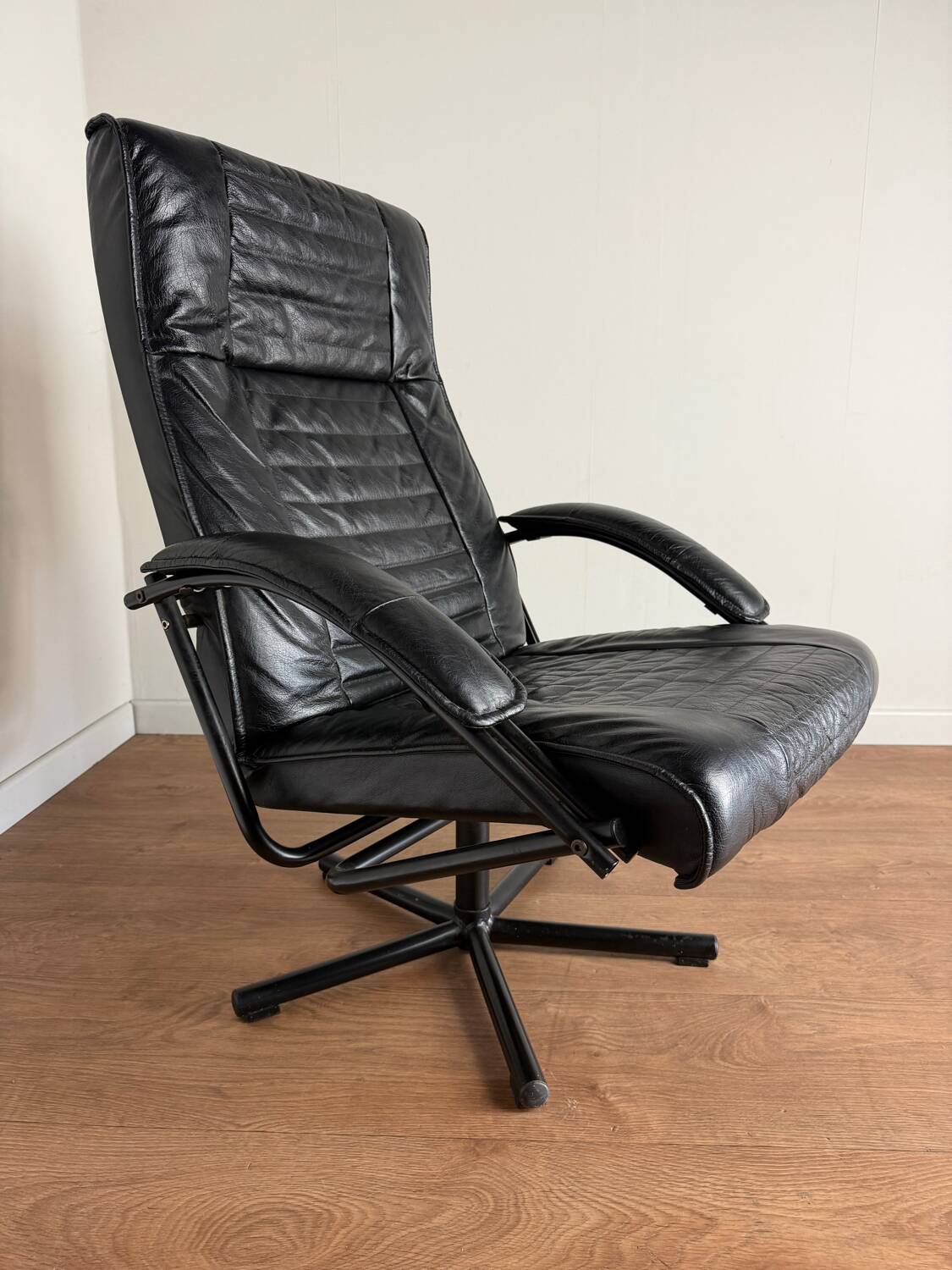Danish swivel armchair in black leather – 1970s/80s - Skipper Furniture