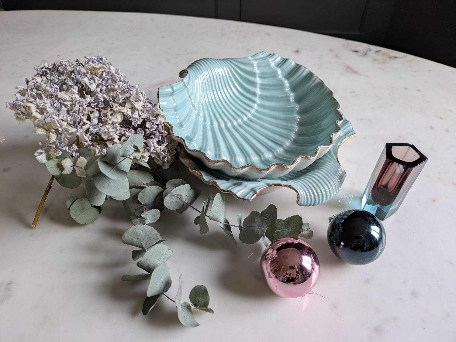 Shell-shaped porcelain dishes.