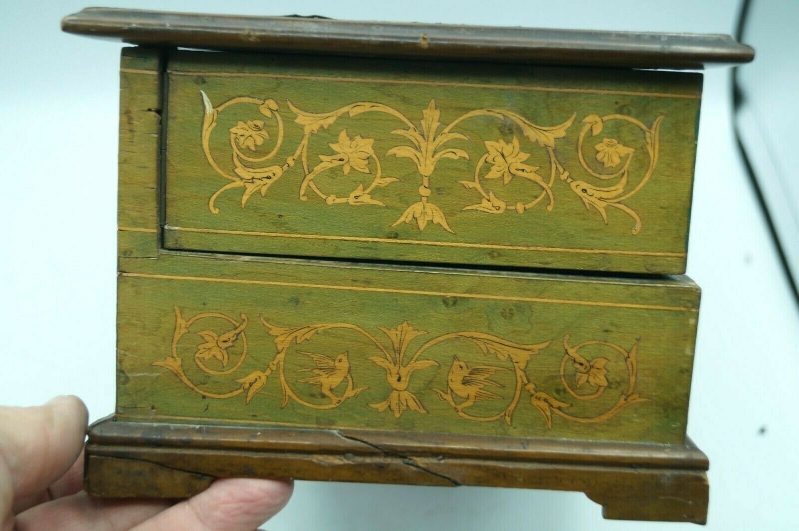 Marquetry jewellery box with foliage decoration