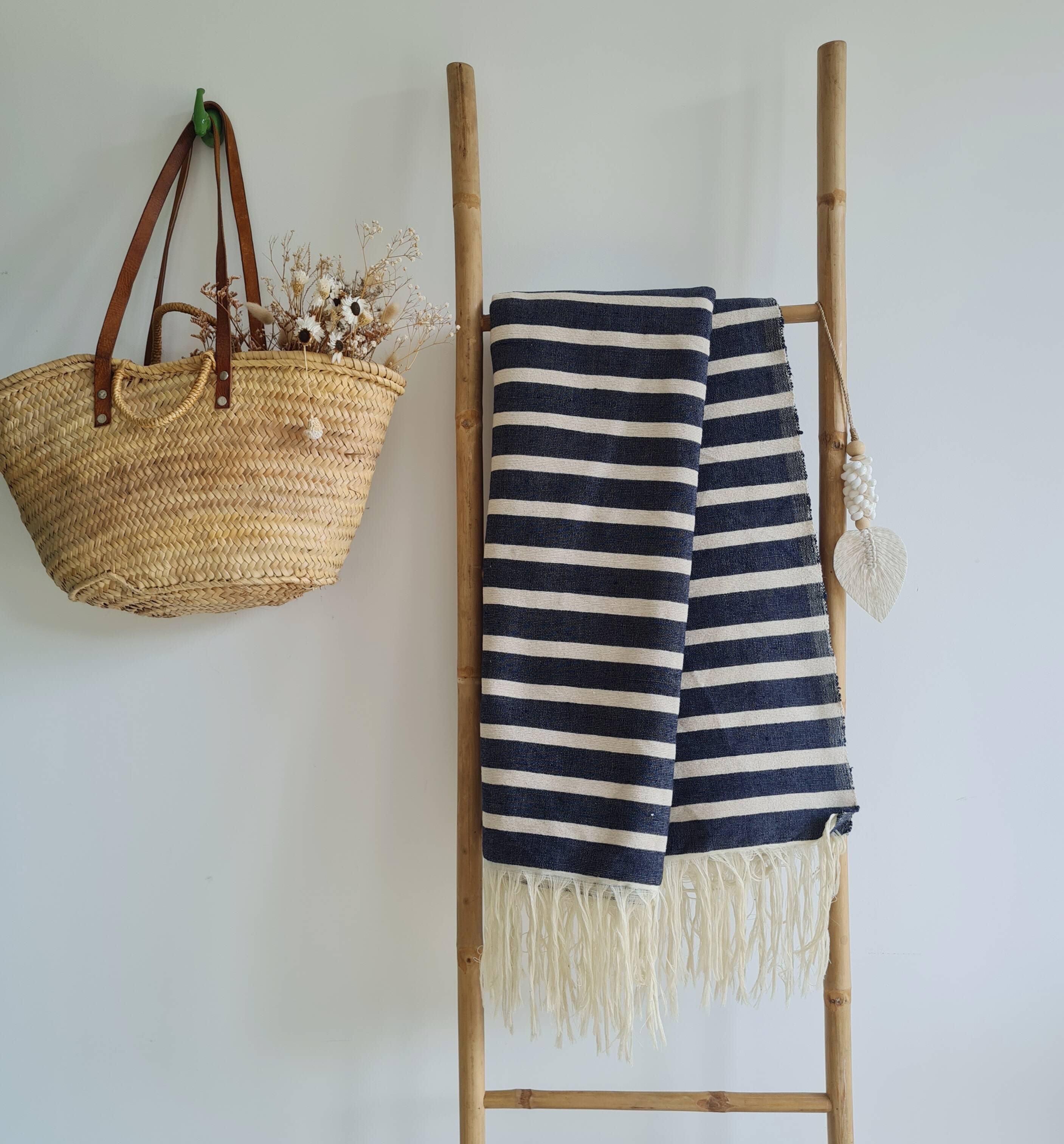 Plaid tissé main à rayures marine et crème - franges légères