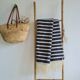 Plaid tissé main à rayures marine et crème - franges légères
