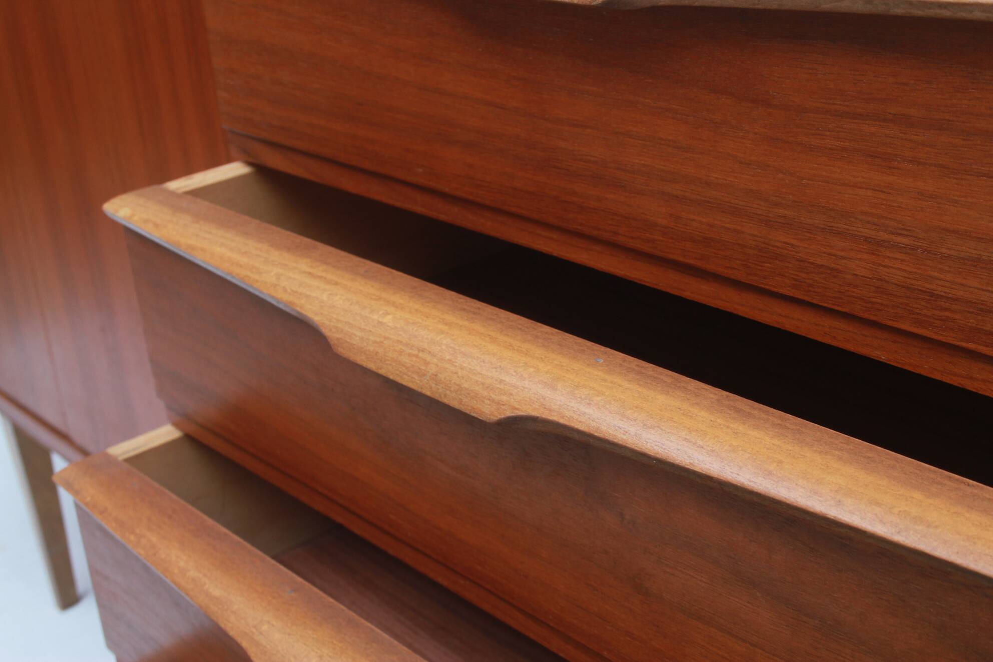1960s sideboard in walnut with 4 drawers