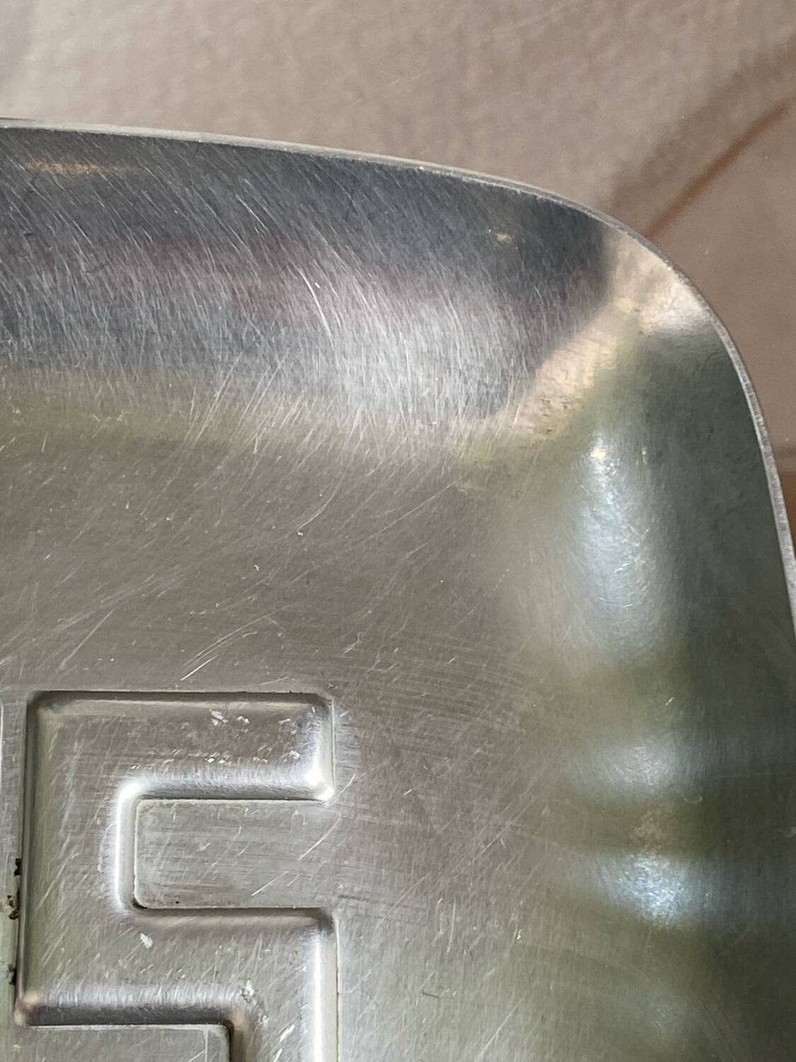 Vide-poche monogrammé en acier, années 70