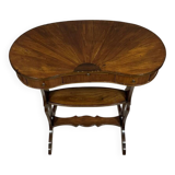 Table d'apparat de forme rognon avec plateau en marqueterie en éventail style Louis XVI vers 1900