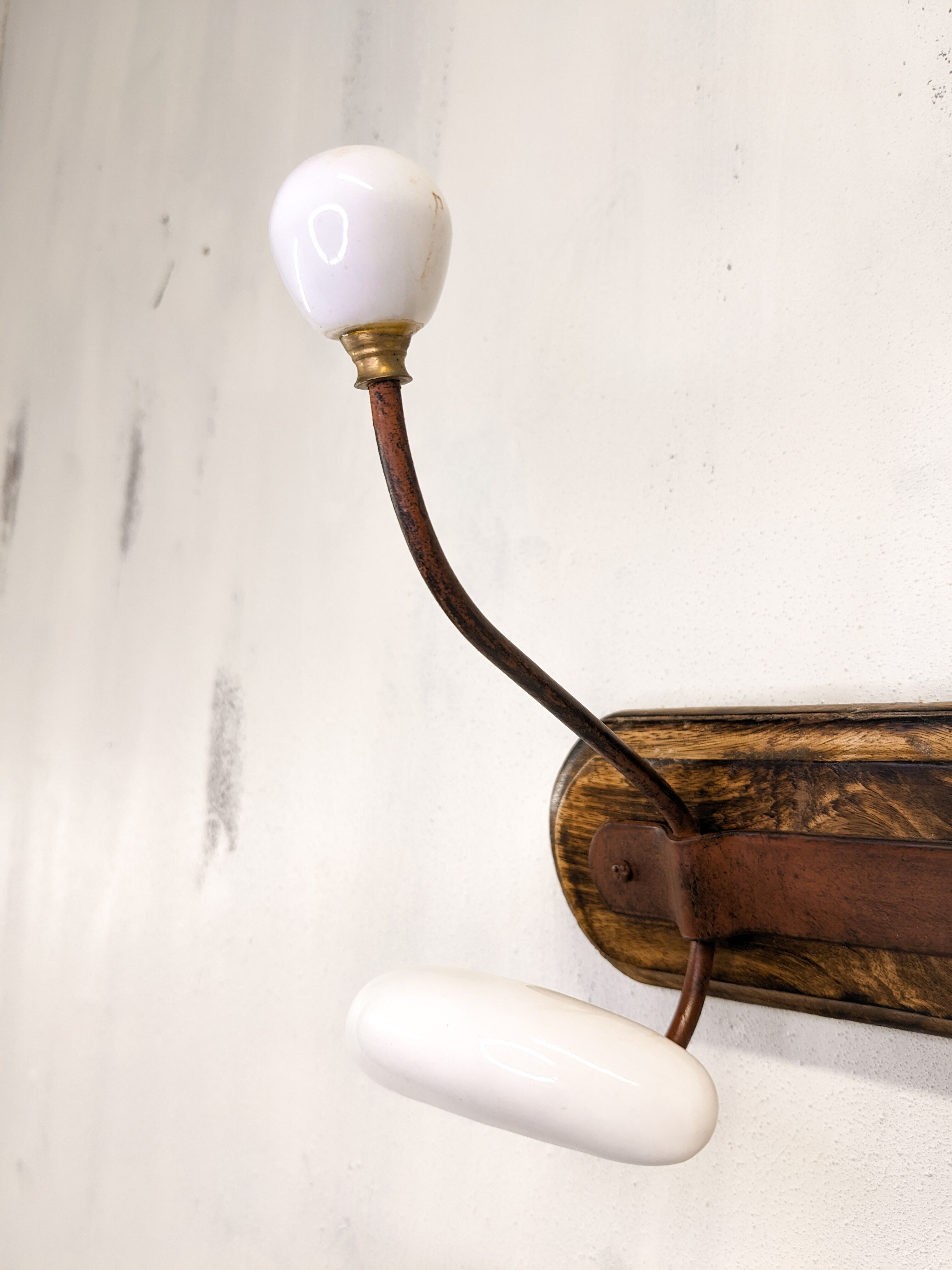 Coat rack in wood and porcelain