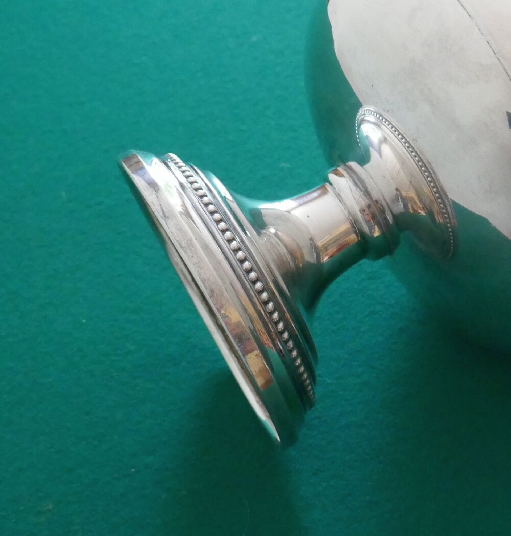 Coupe sur pied en métal argenté