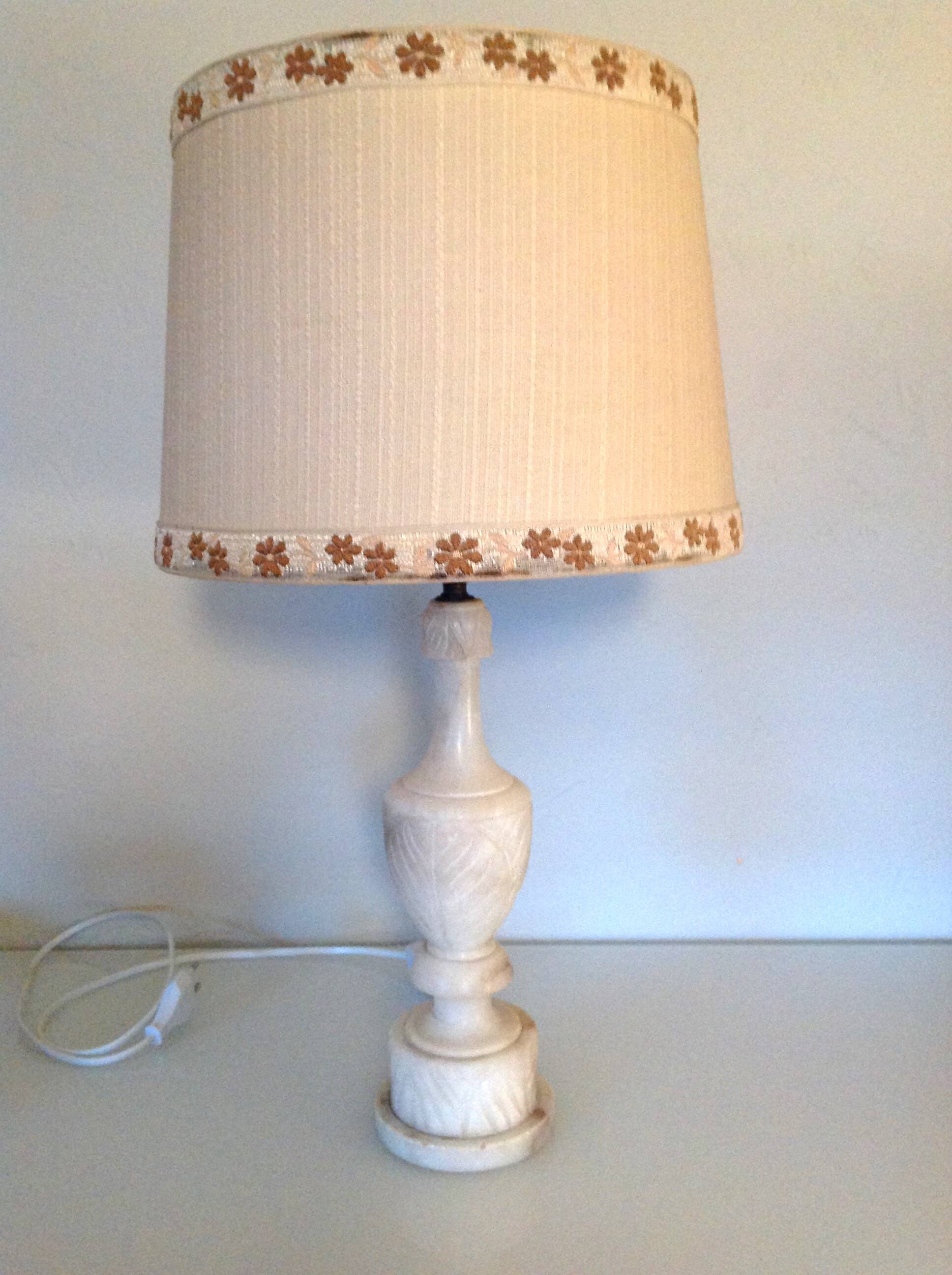 Lampe en albatre et abat jour tissu ecru / vintage années 50-60