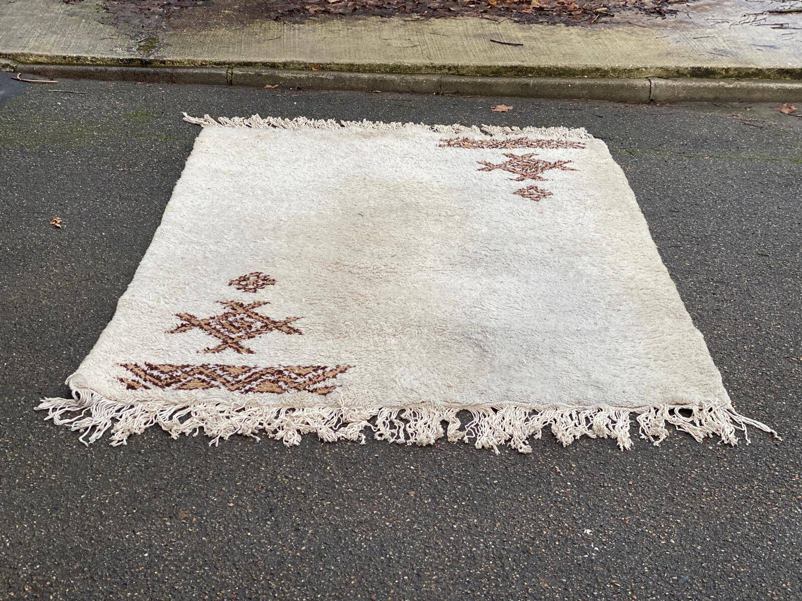 Handmade knotted Berber Moroccan wool rug 170x225cm