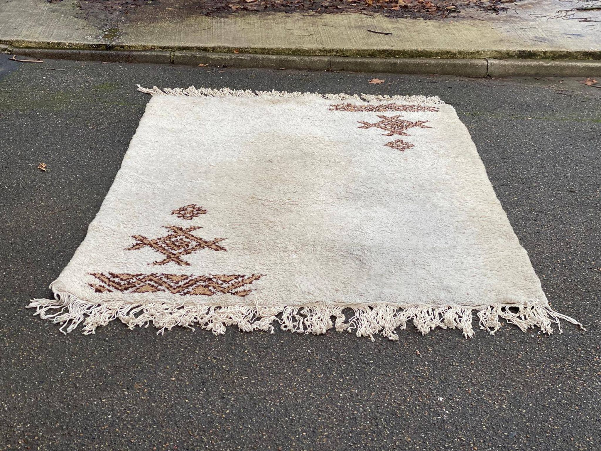 Handmade knotted Berber Moroccan wool rug 170x225cm