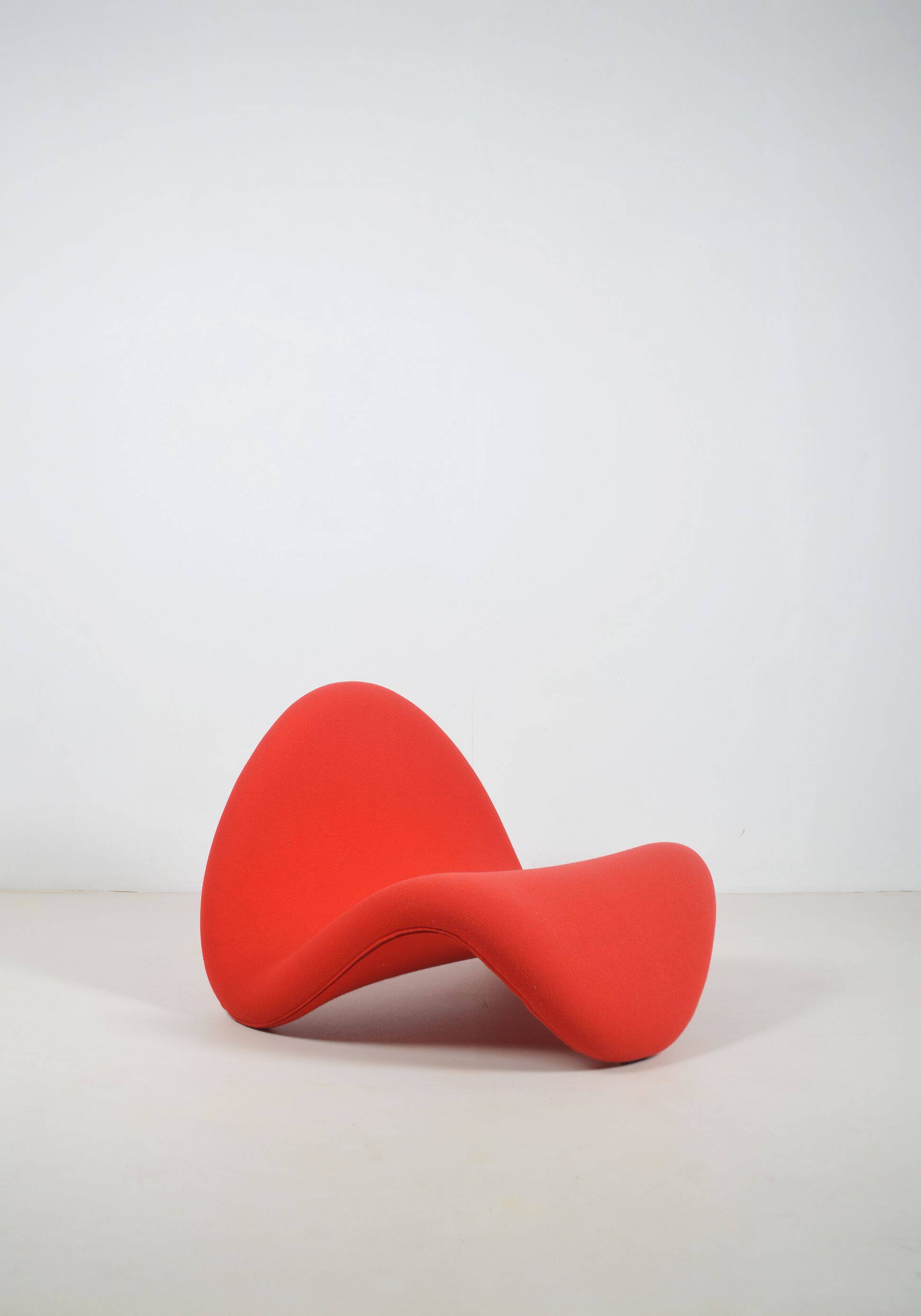 Red F577 Tongue designed by Pierre Paulin for Artifort