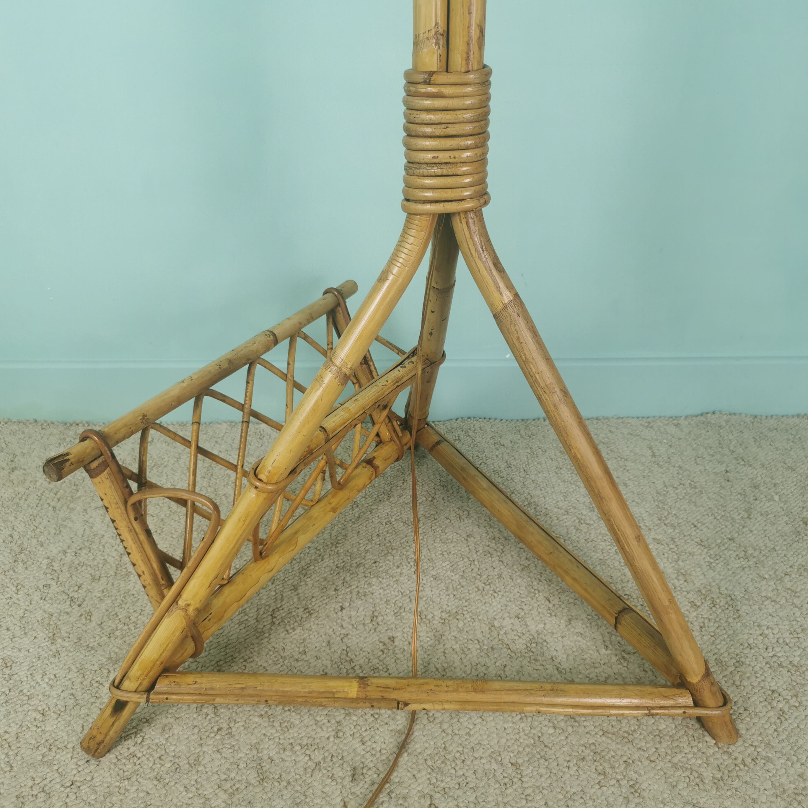 Rattan magazine lamp