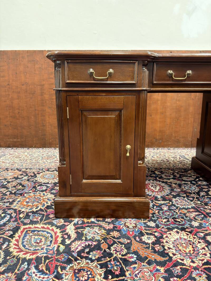 Bureau anglais classique avec incrustations vertes