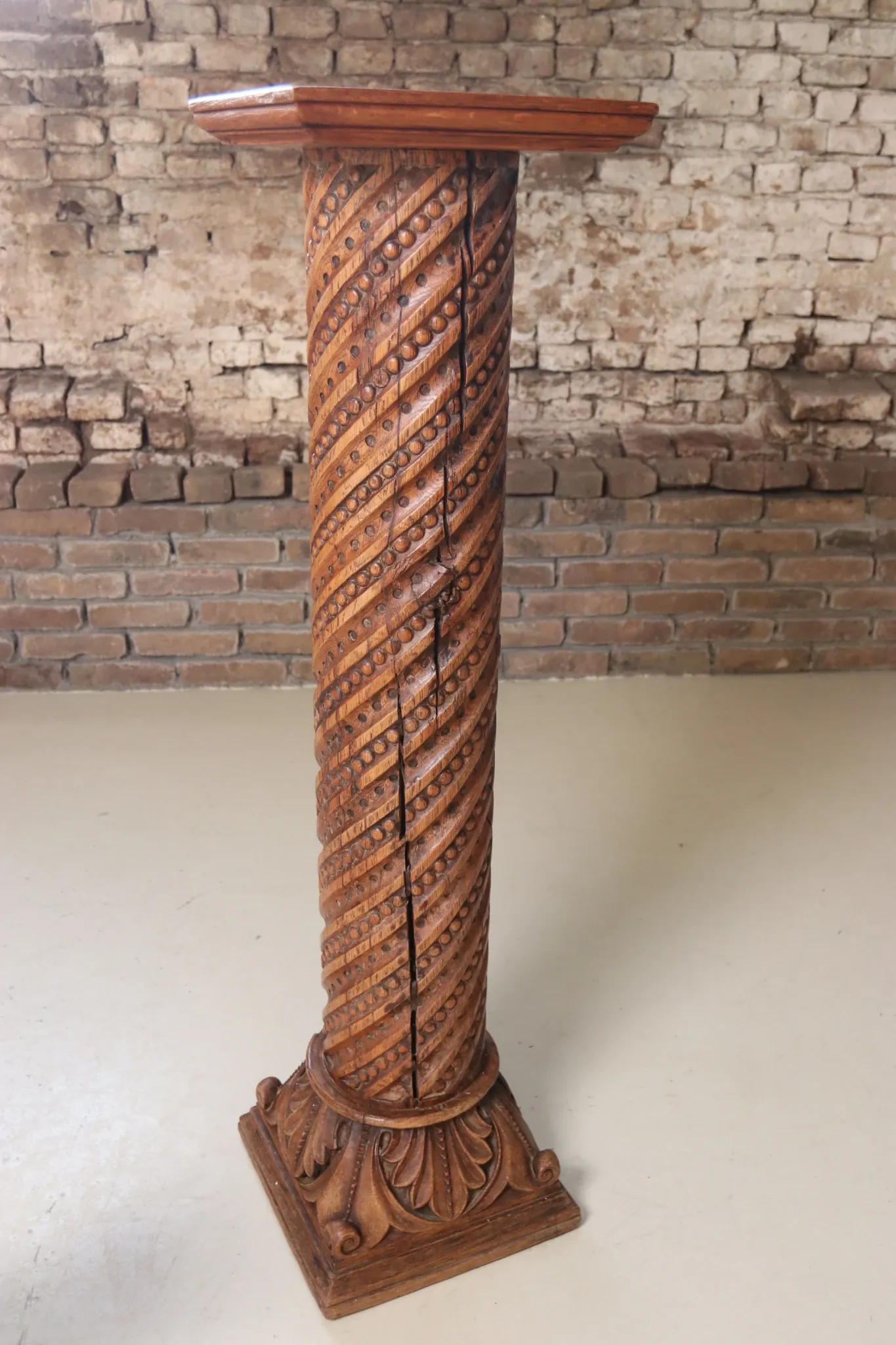 Carved oak column with twisted shaft, beads and acanthus – 19th c.