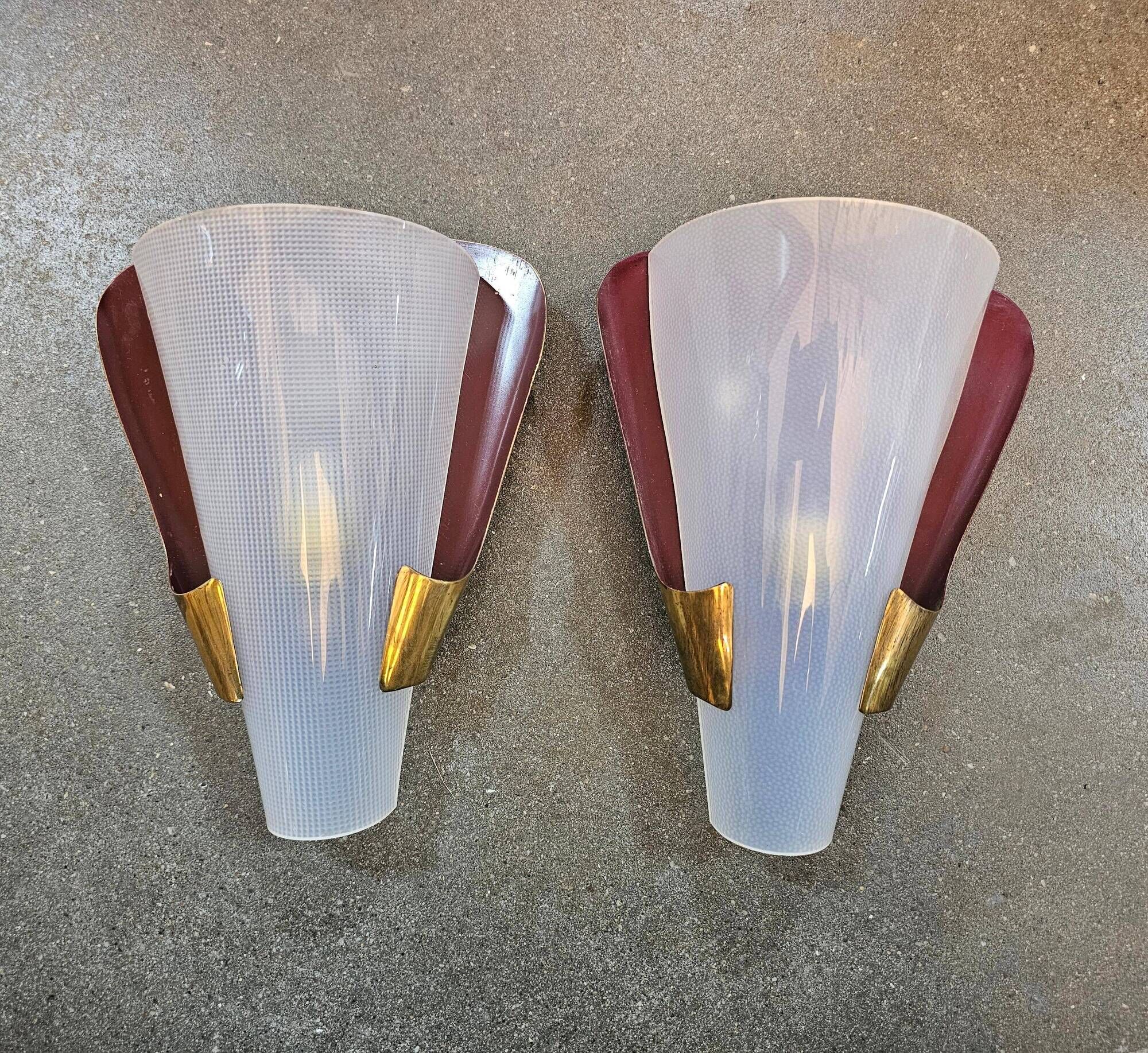 Pair of brass wall lights in Mid Century Modern style attributed to Stilnovo.