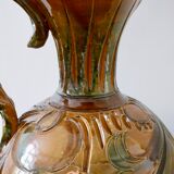Vase sculpté, forme de cruche